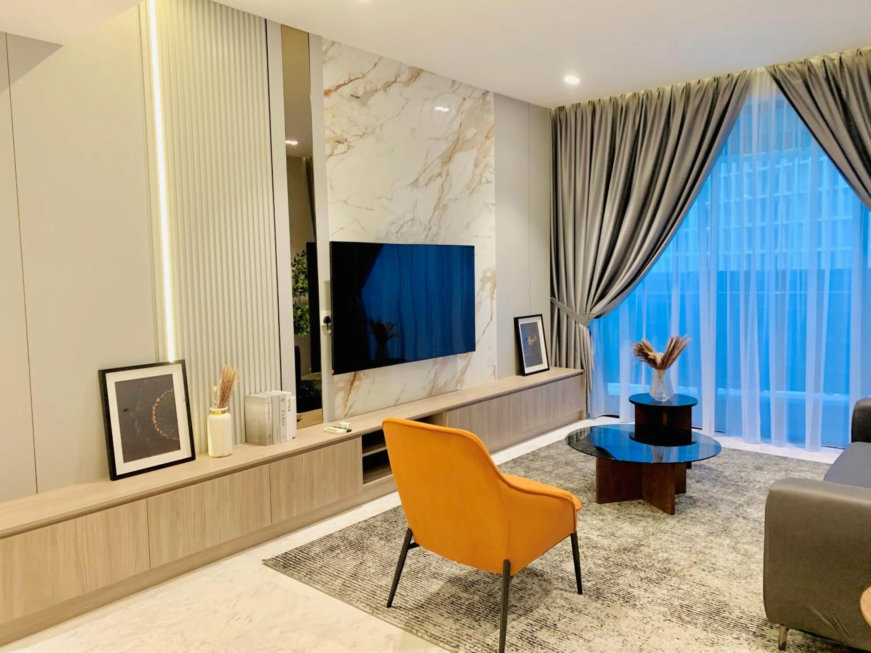 TV and multimedia in Eaton Residences By Luna