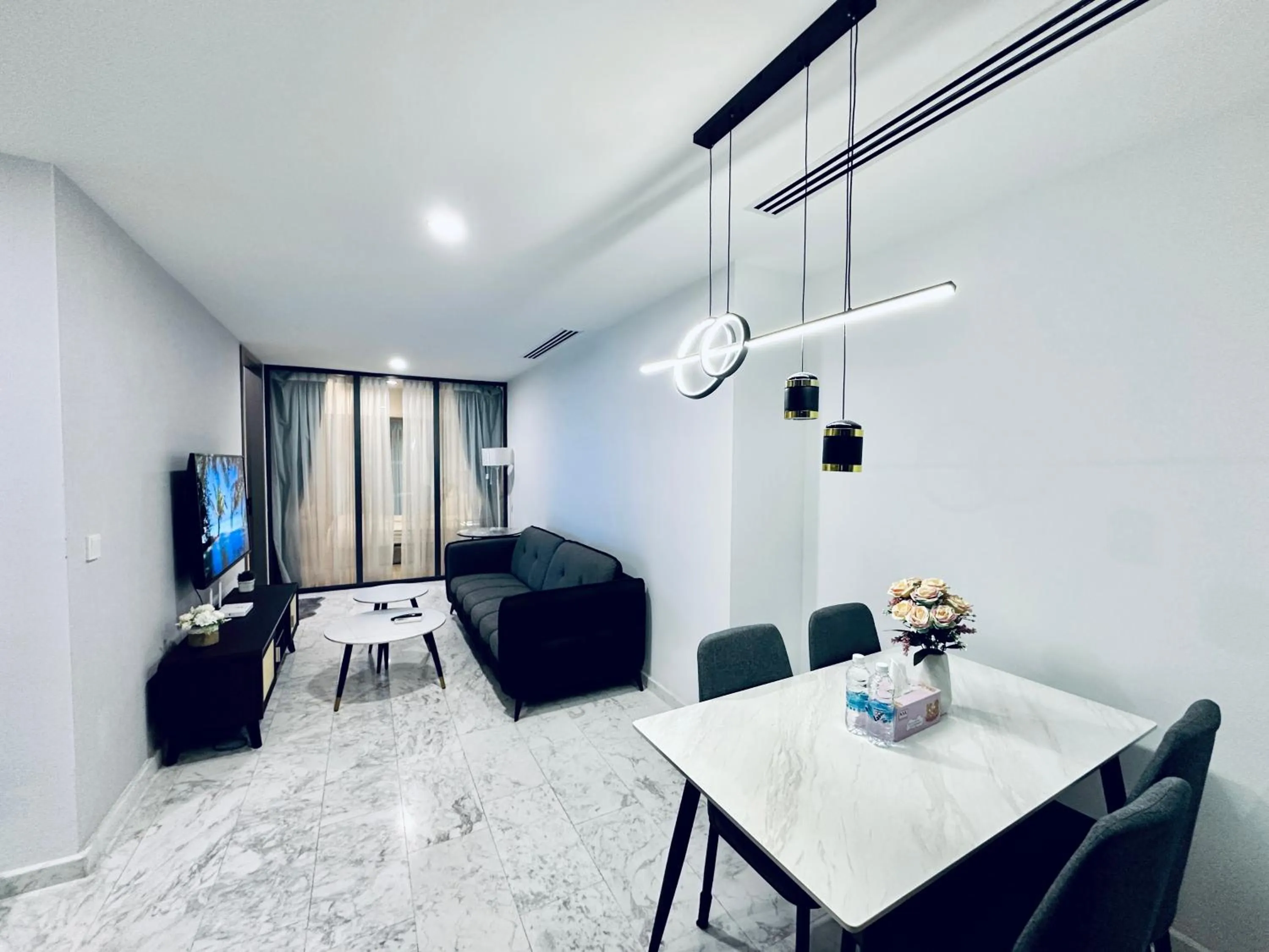 TV and multimedia in Eaton Residences By Luna