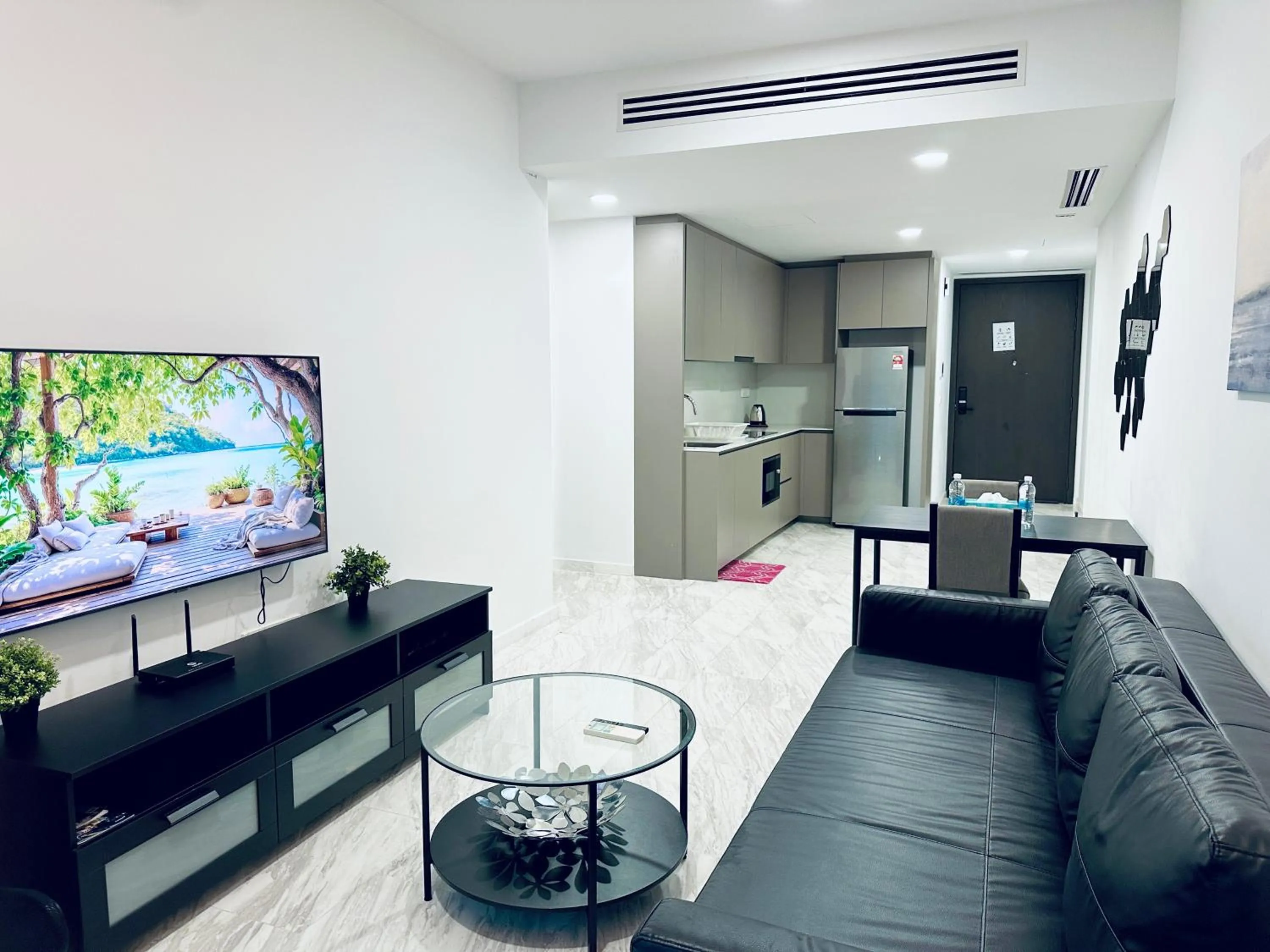 TV and multimedia in Eaton Residences By Luna