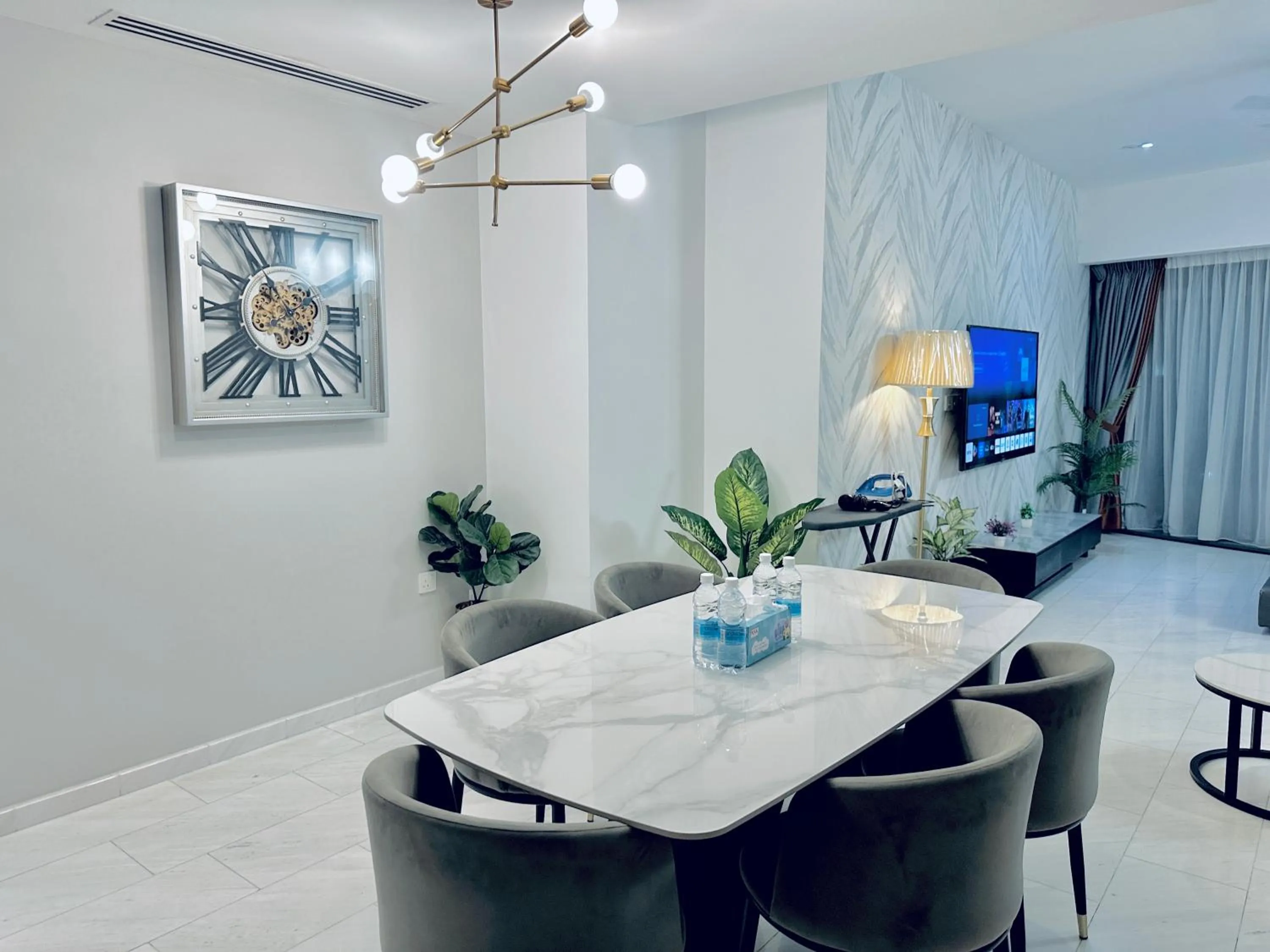 TV and multimedia in Eaton Residences By Luna