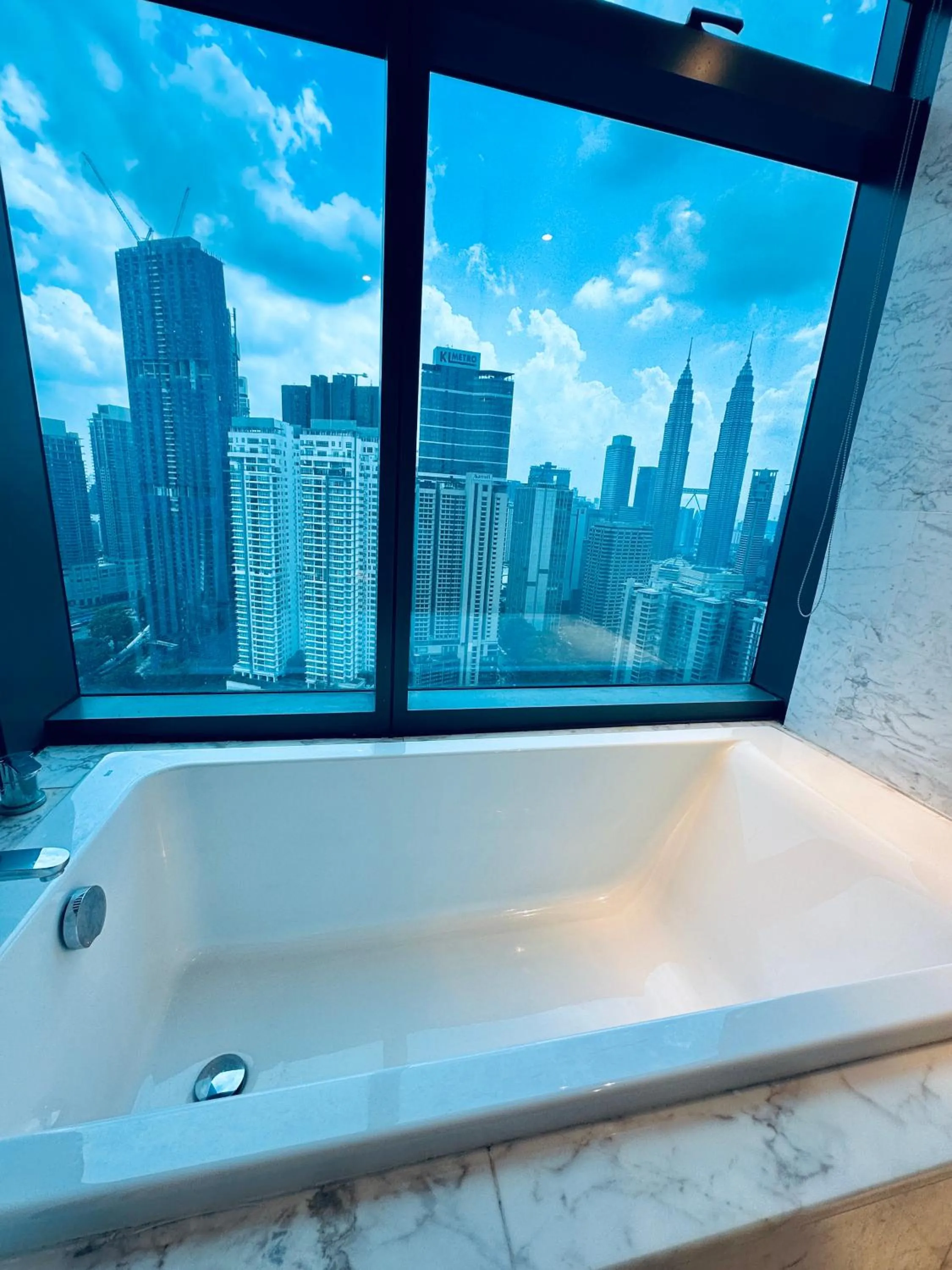 Hot Tub in Eaton Residences By Luna