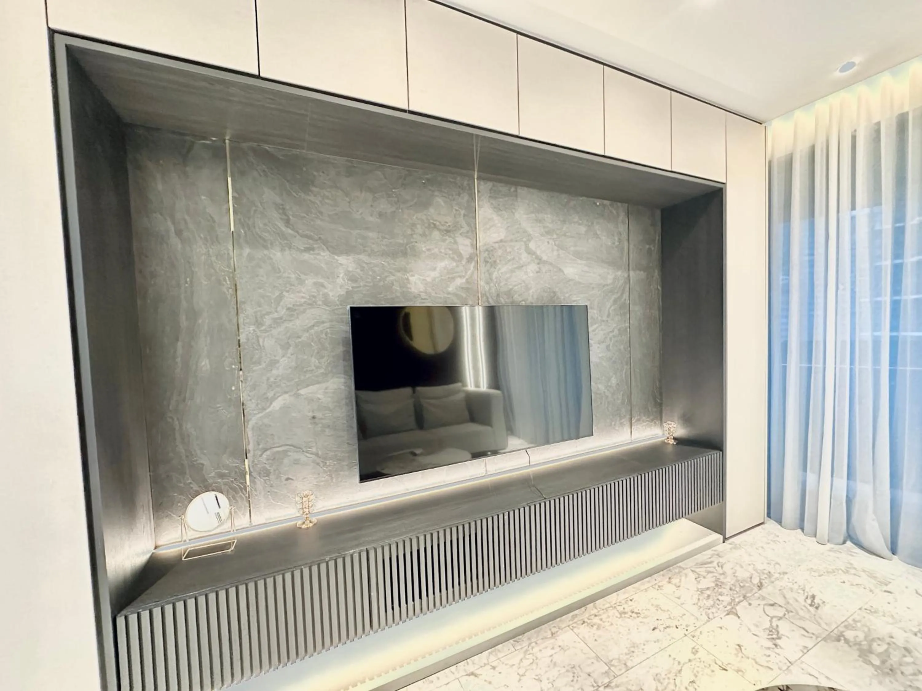 TV and multimedia in Eaton Residences By Luna