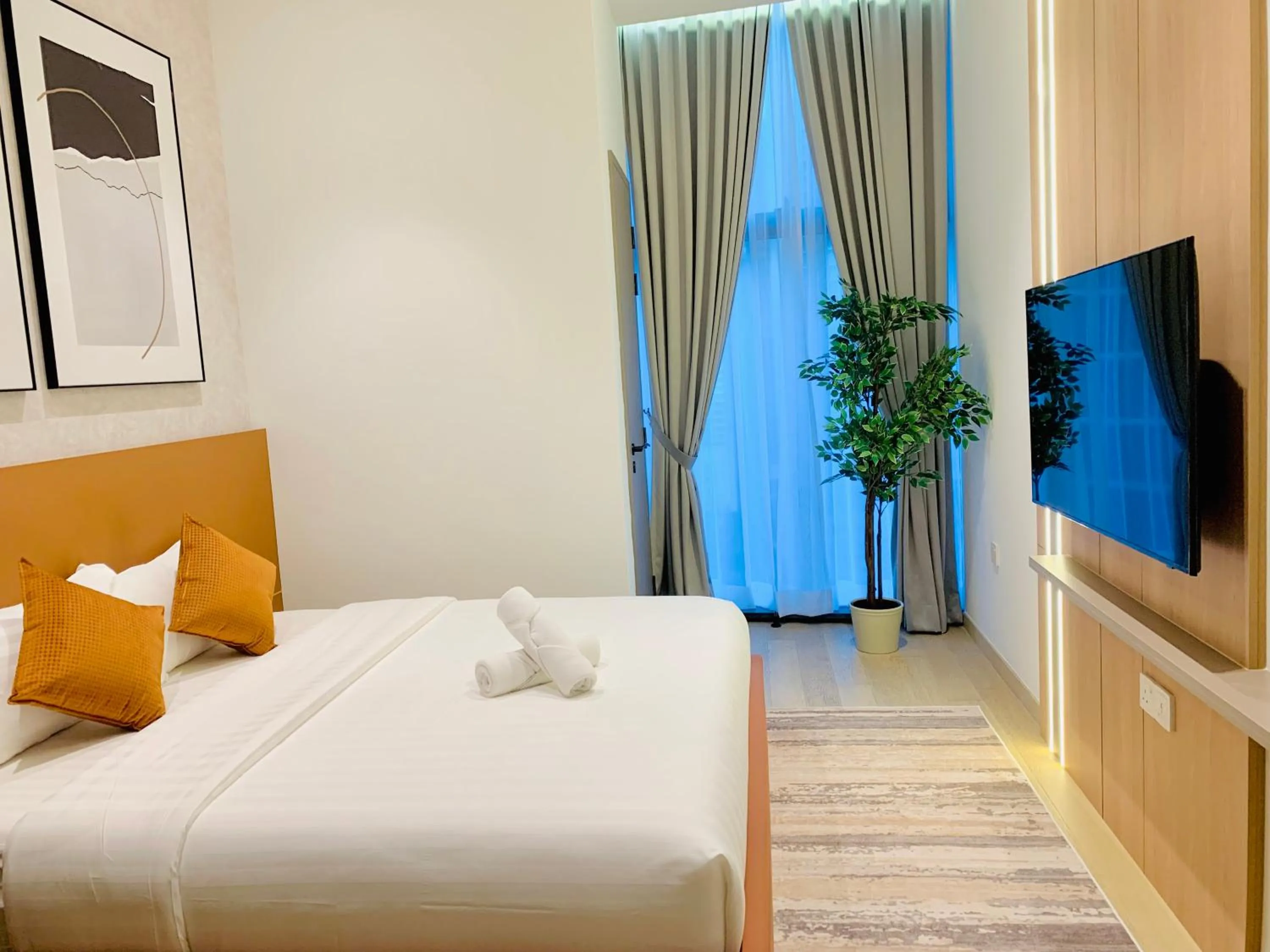 Communal lounge/ TV room, Bed in Eaton Residences By Luna