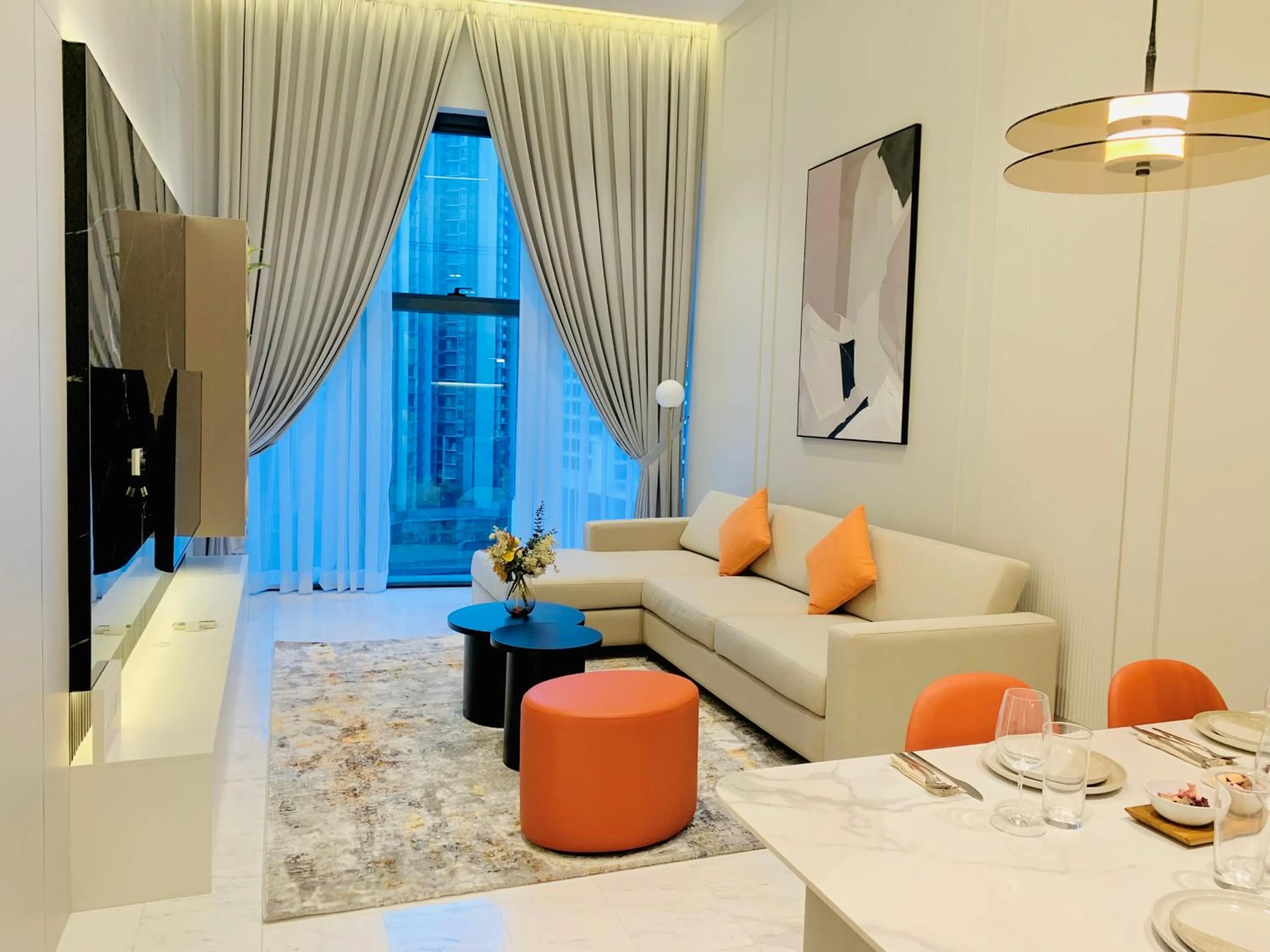 TV and multimedia in Eaton Residences By Luna