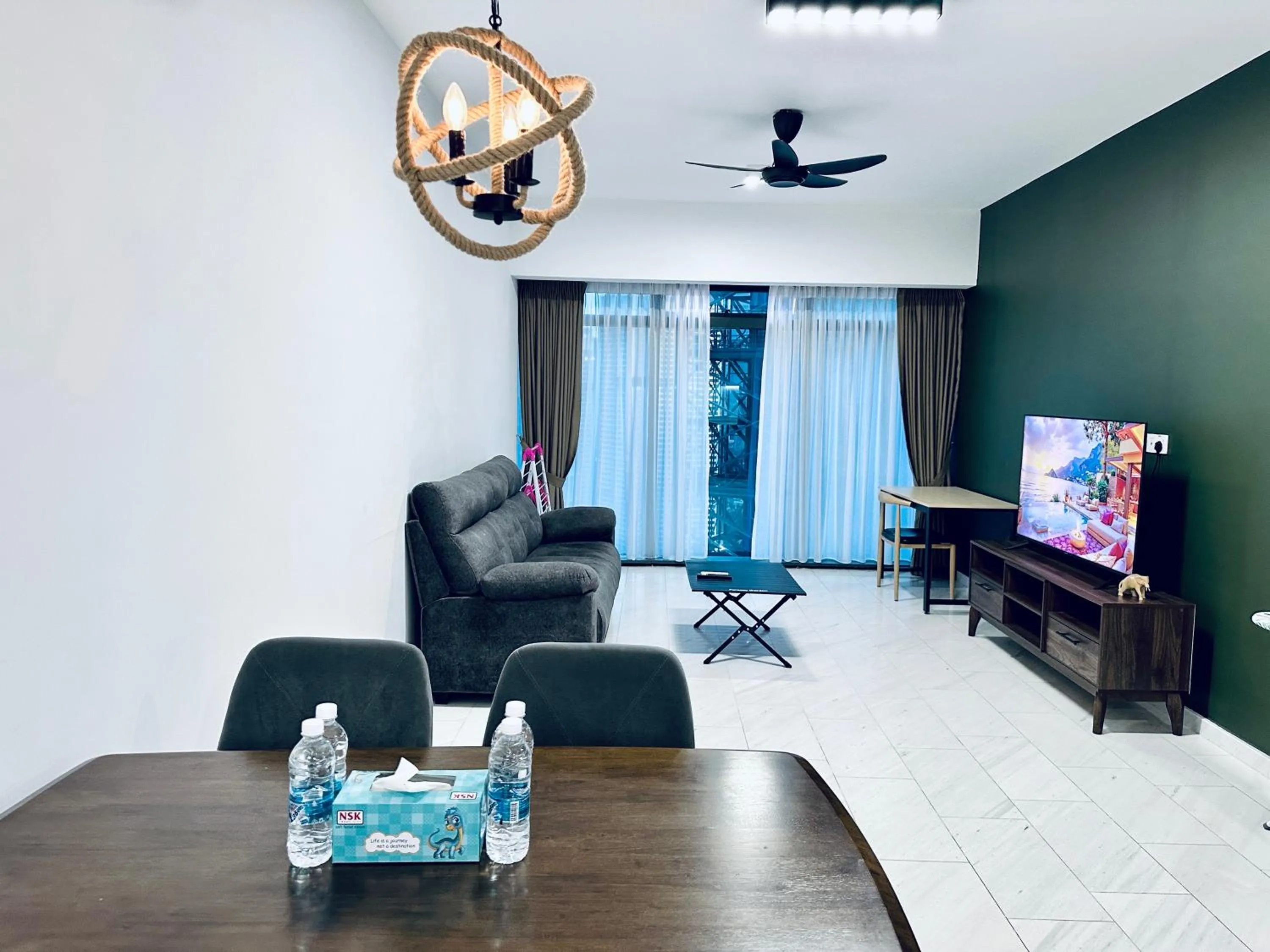 TV and multimedia in Eaton Residences By Luna