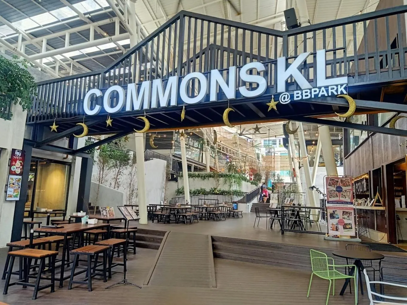 Restaurant/places to eat in Eaton Residences By Luna