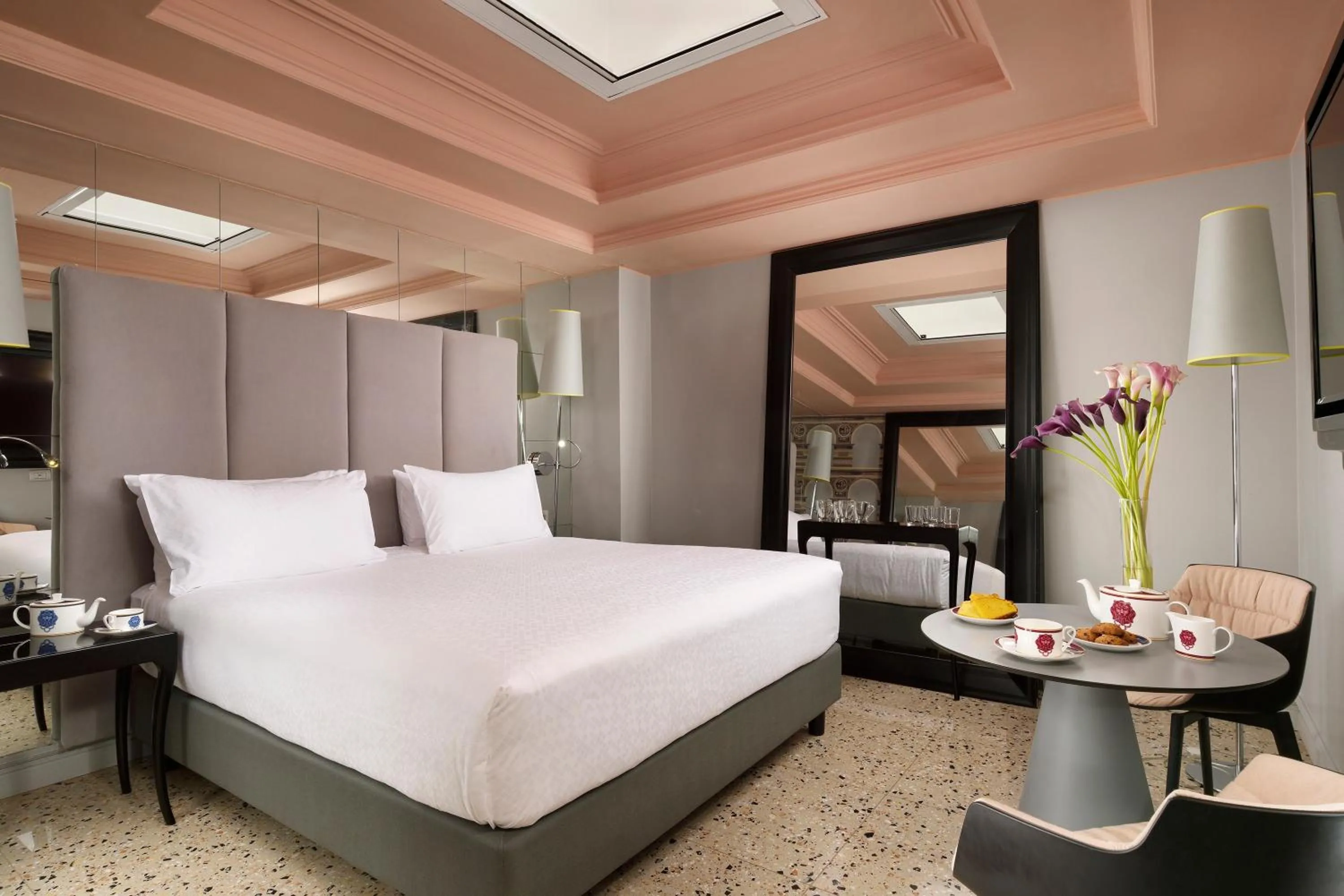 Bed in Leon's Place Hotel In Rome