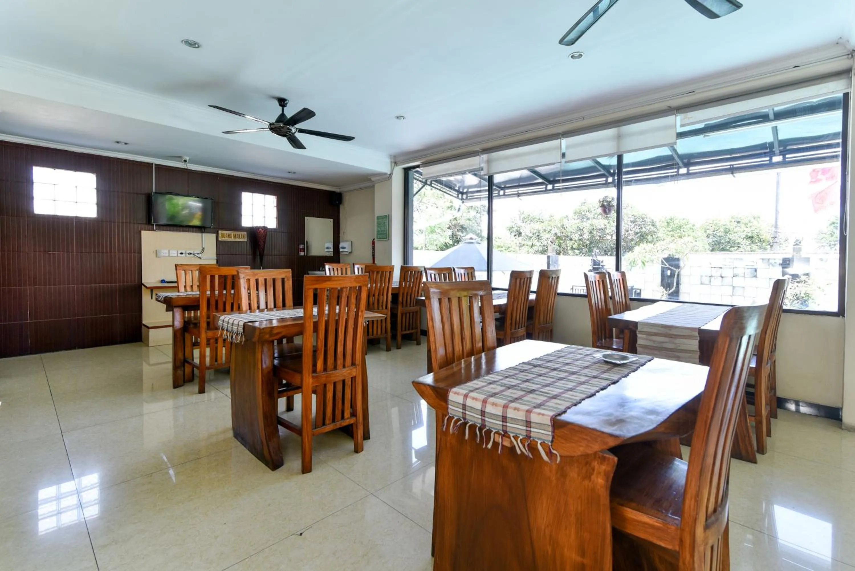 Restaurant/places to eat in RedDoorz Plus near Mall Bali Galeria 2