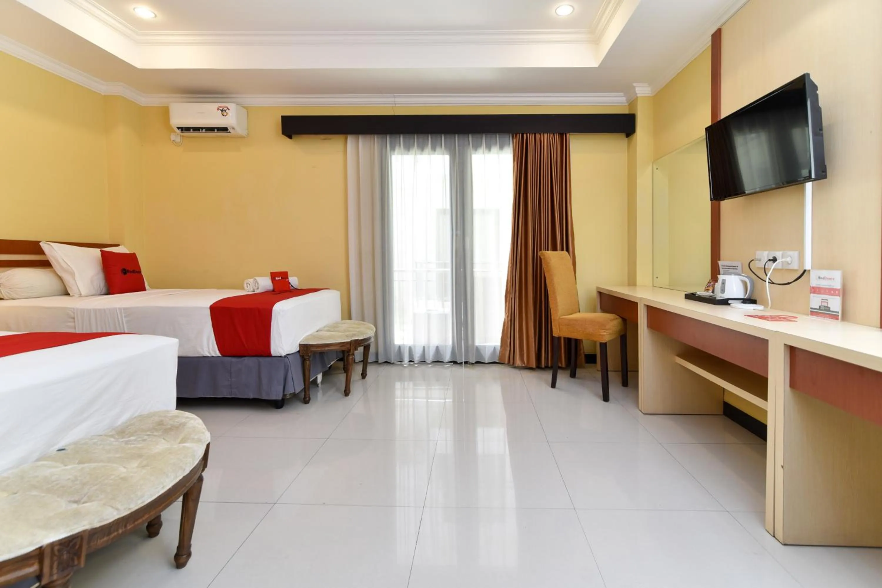 Bedroom, Bed in RedDoorz Plus near Mall Bali Galeria 2
