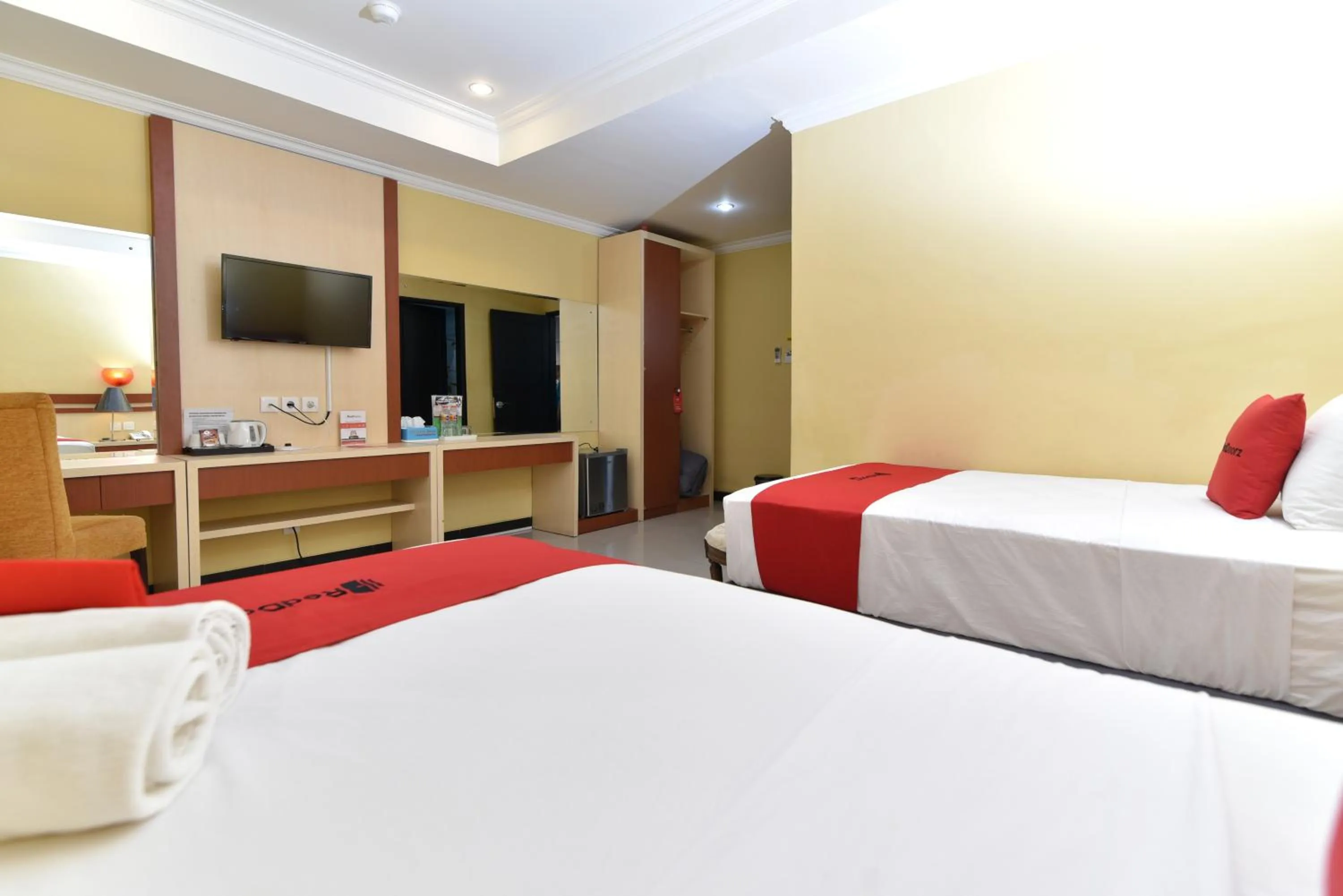 Bedroom, Bed in RedDoorz Plus near Mall Bali Galeria 2