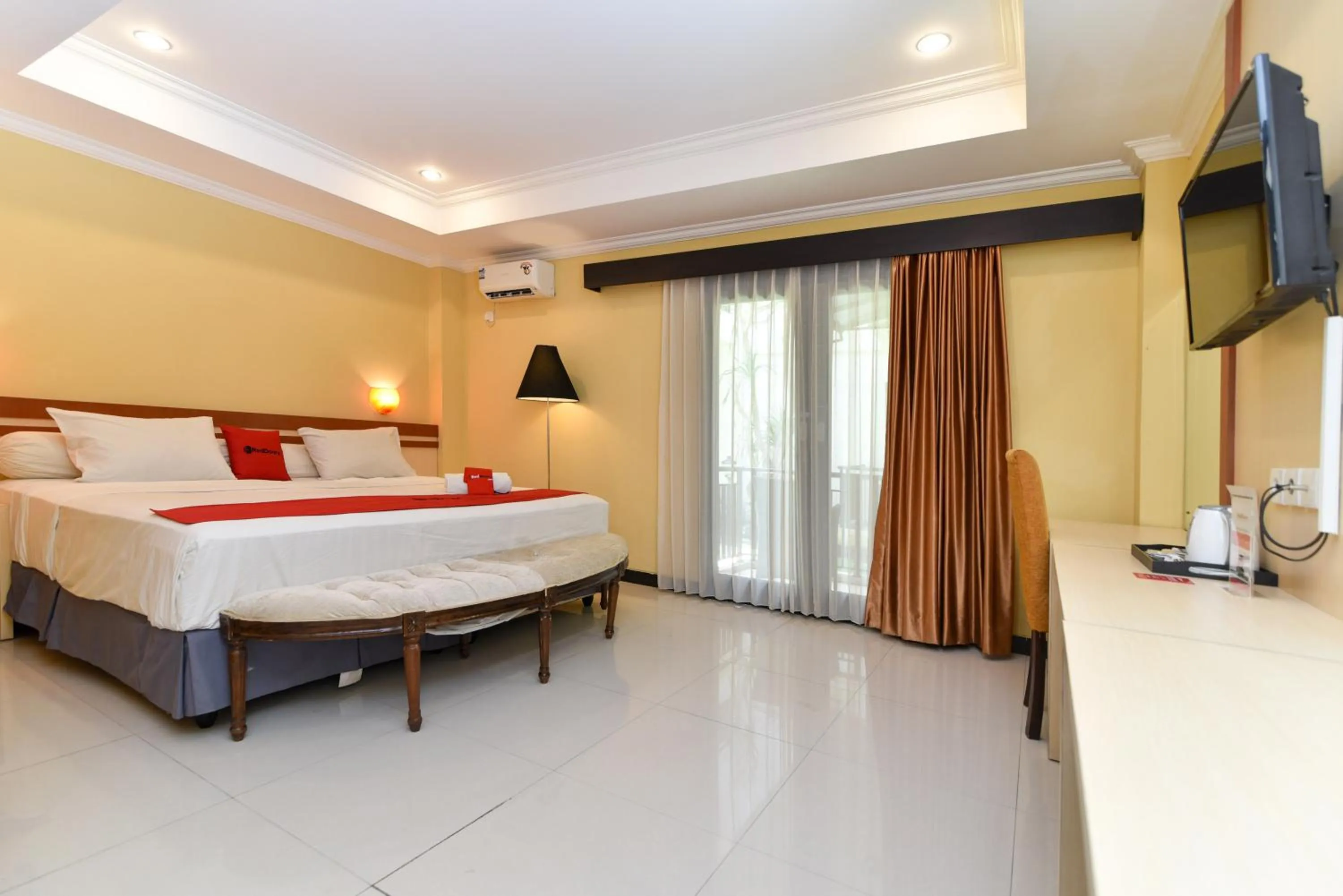 Bedroom, Bed in RedDoorz Plus near Mall Bali Galeria 2