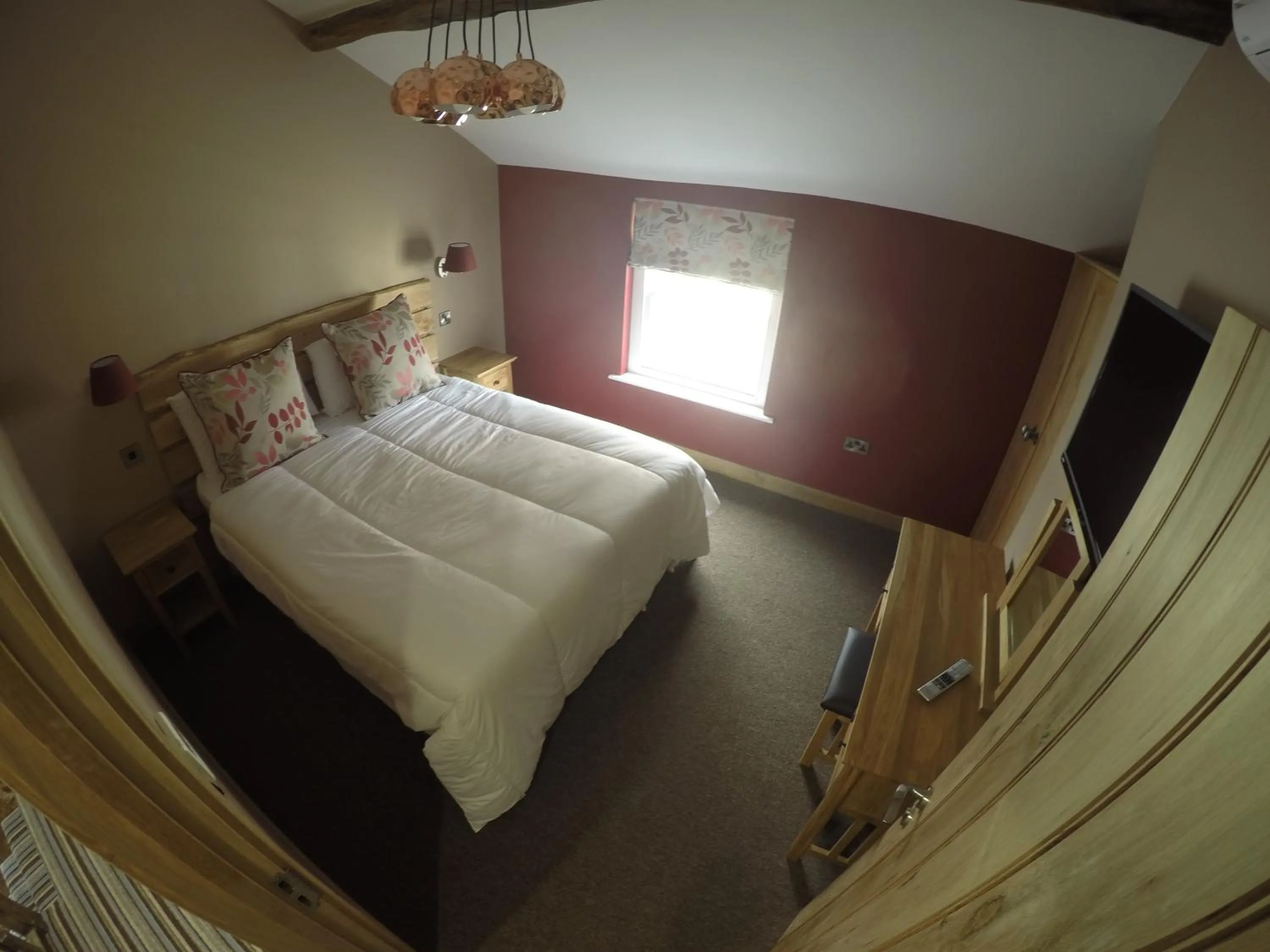 Photo of the whole room, Bed in The Feathers