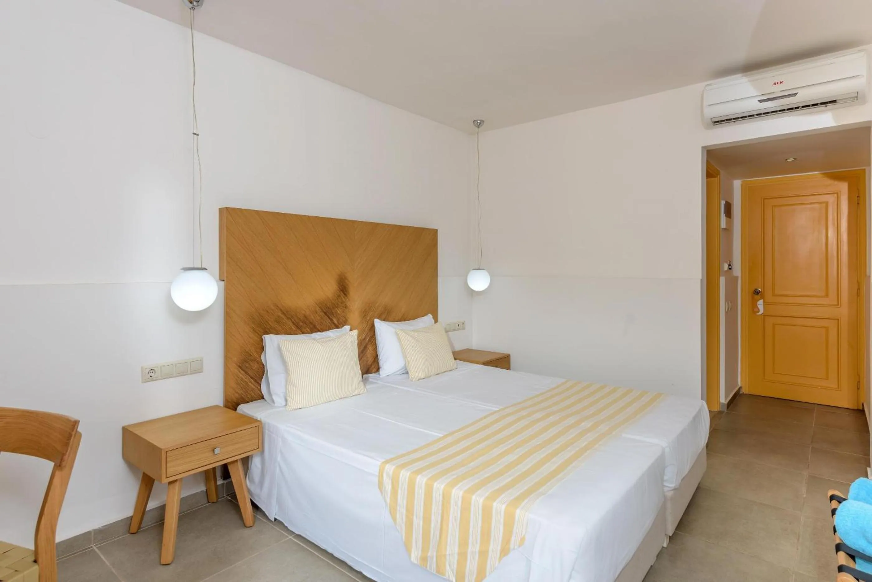 Photo of the whole room, Bed in Zeus Hotels Palm Beach