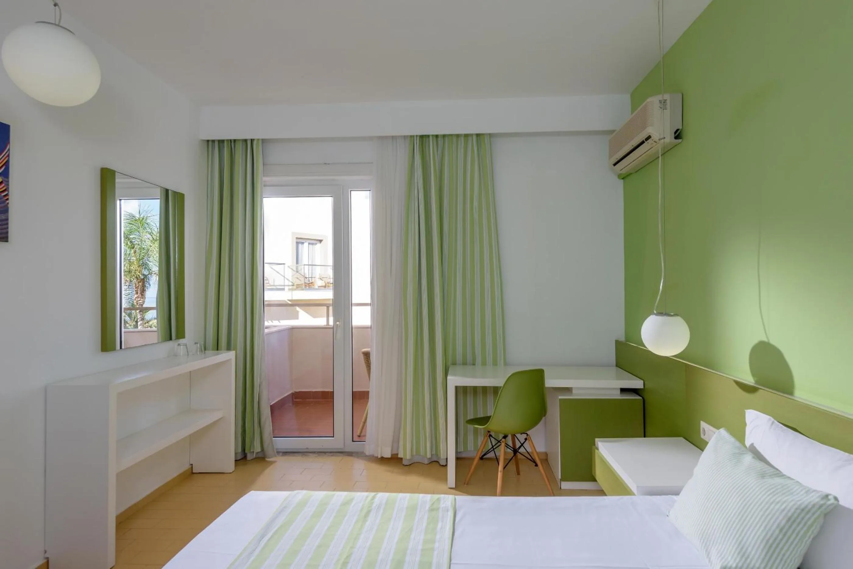 Photo of the whole room, Bed in Zeus Hotels Palm Beach