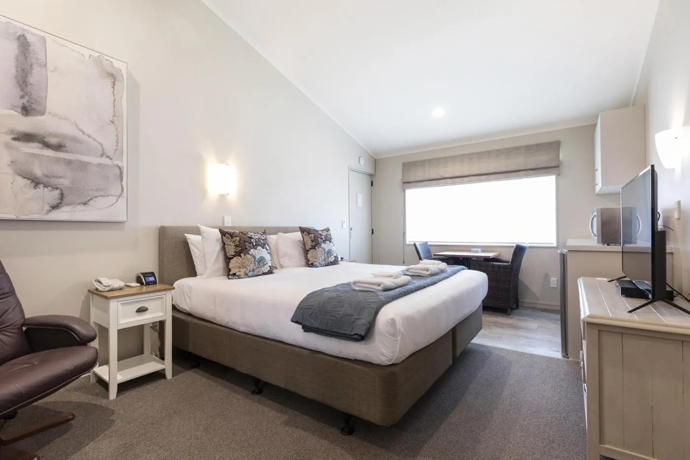 Bed in Colonial Court Motor Inn