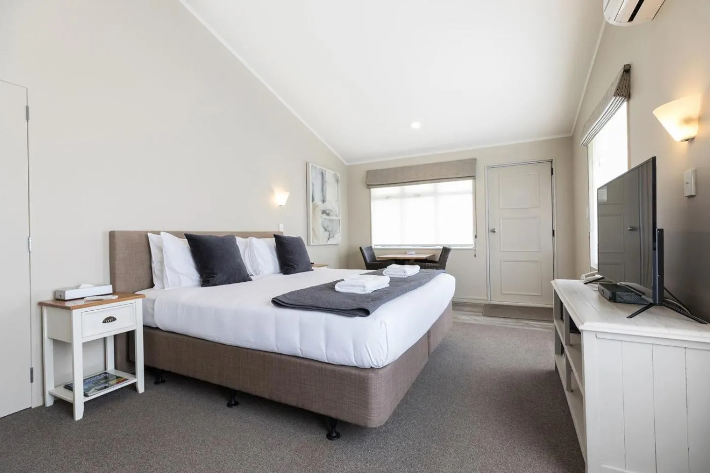 Bed in Colonial Court Motor Inn