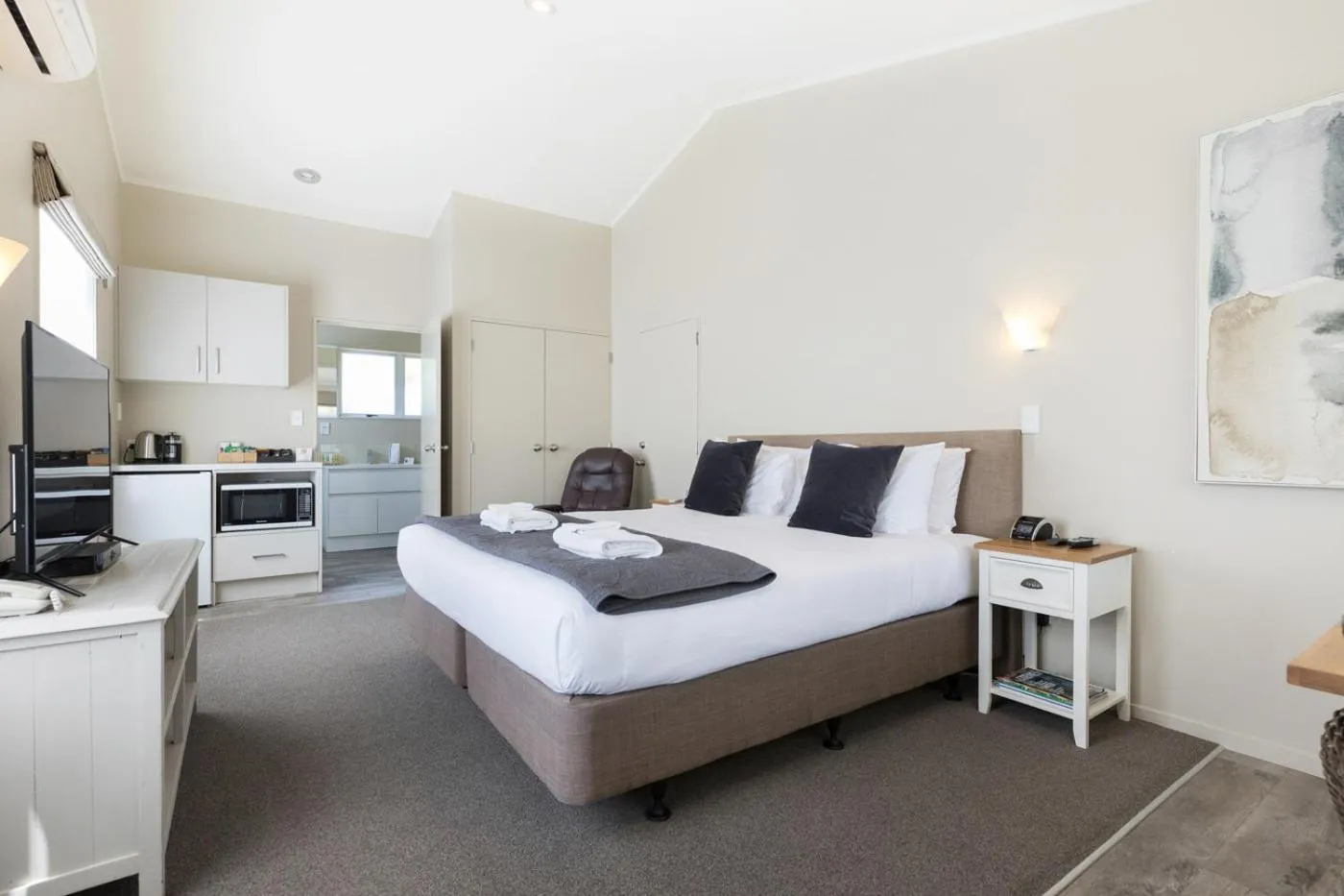 Bed in Colonial Court Motor Inn