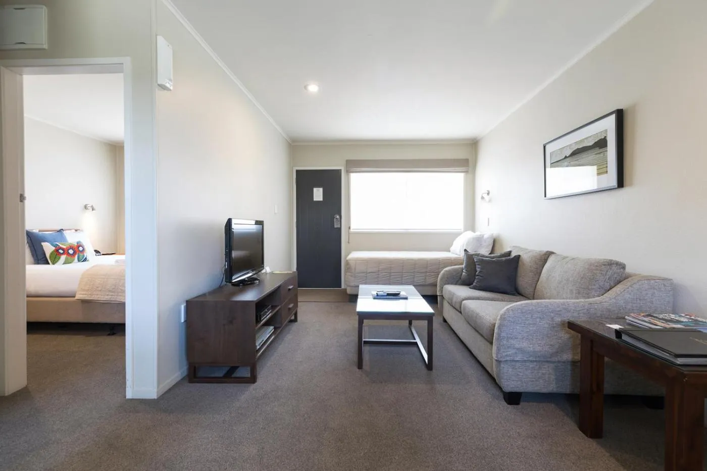 Bed in Colonial Court Motor Inn