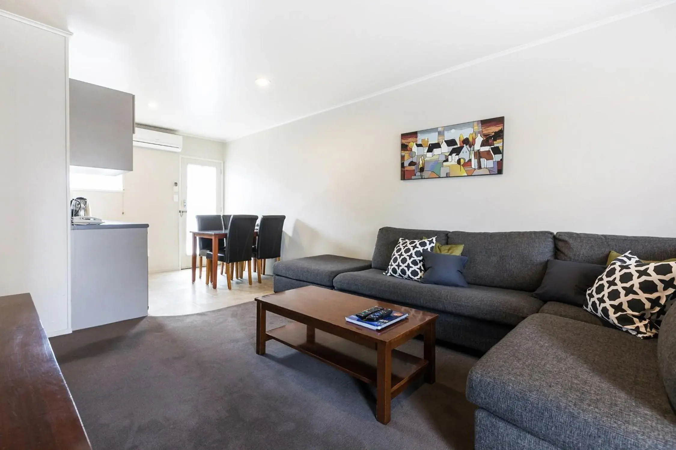 Family Room with Shower in Colonial Court Motor Inn Family Room with Shower in Colonial Court Motor Inn