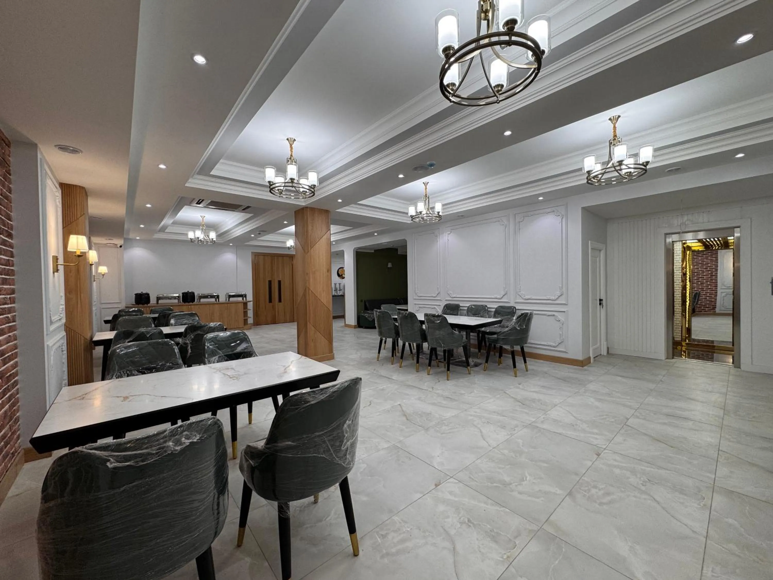 Restaurant/places to eat in Nizamov Hotel