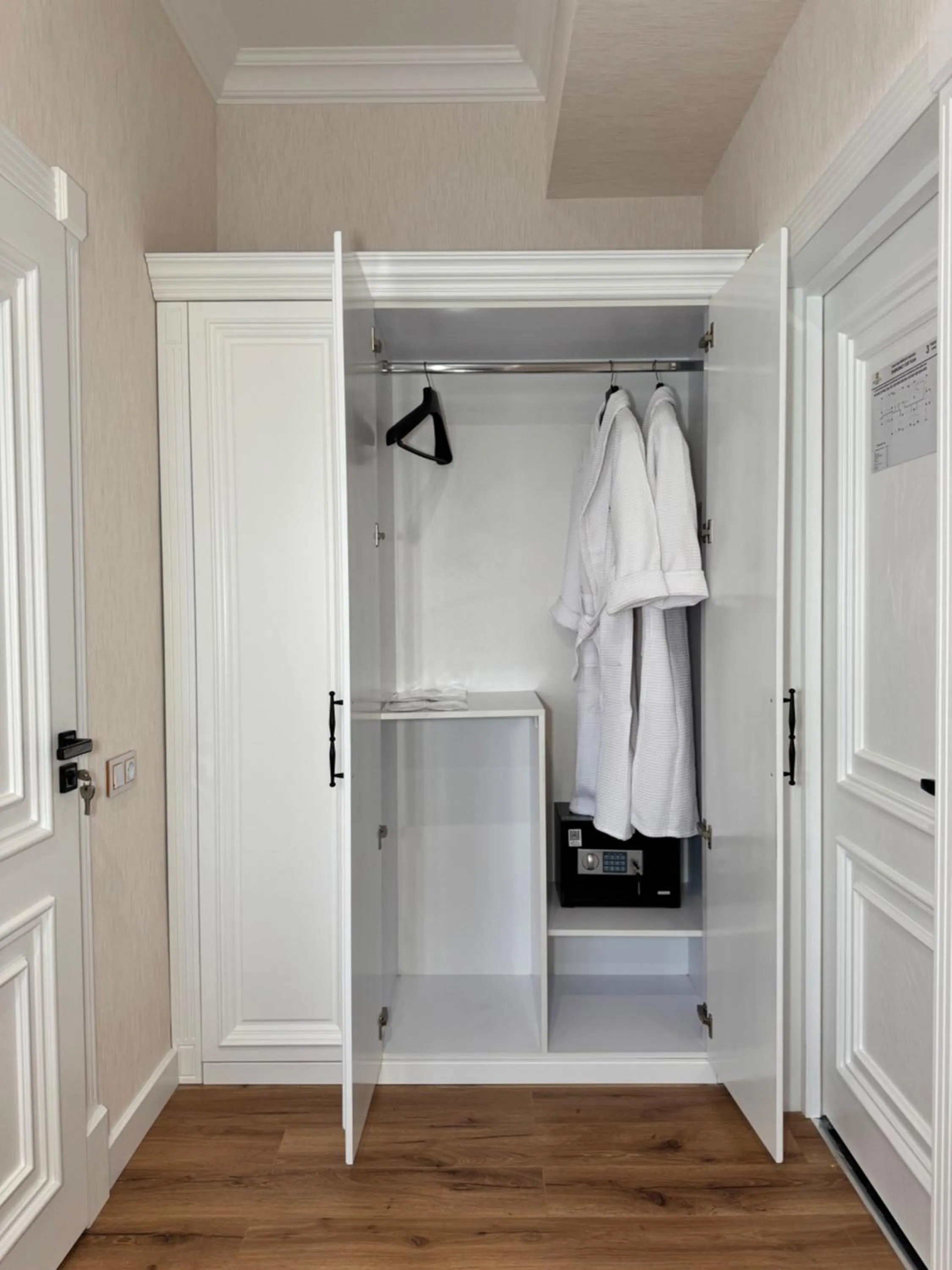 wardrobe in Nizamov Hotel