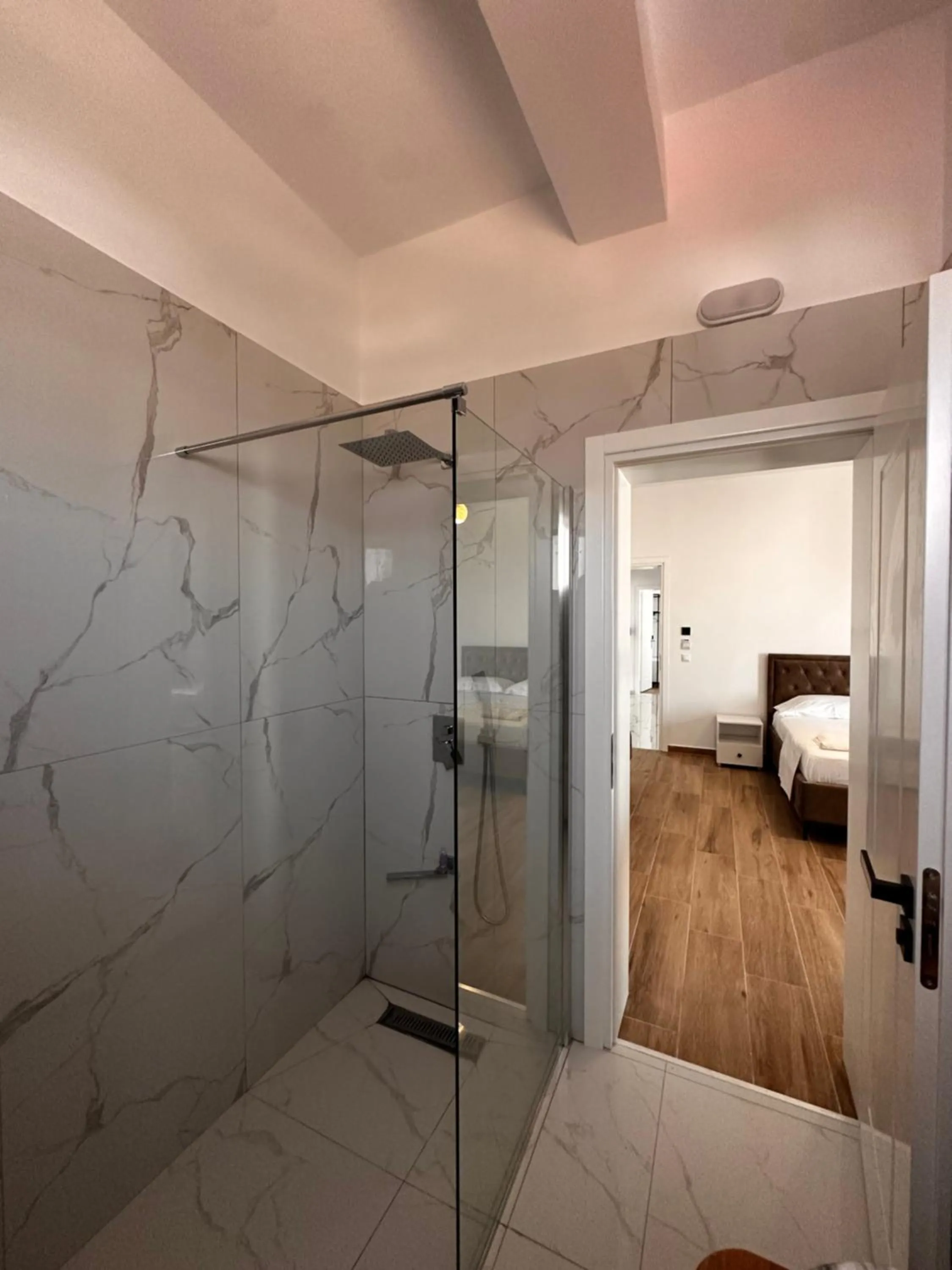 Shower, Bed in Hotel Belle Vue