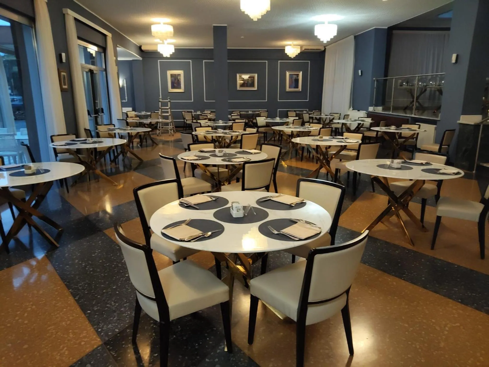 Restaurant/places to eat in Grand Hotel Moroni