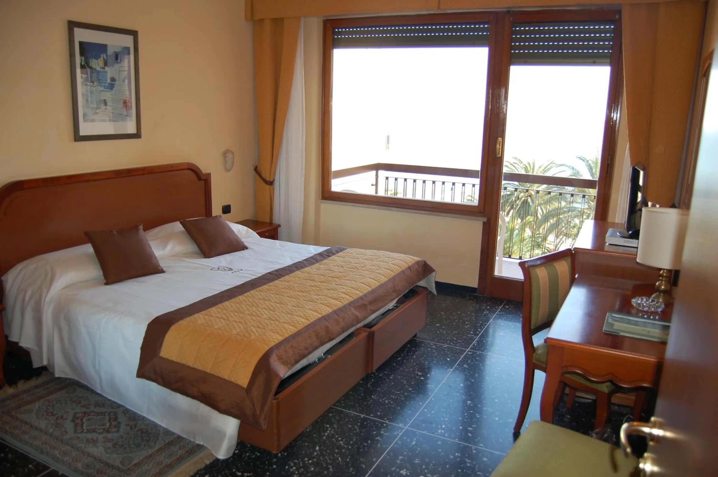Balcony/Terrace, Bed in Grand Hotel Moroni