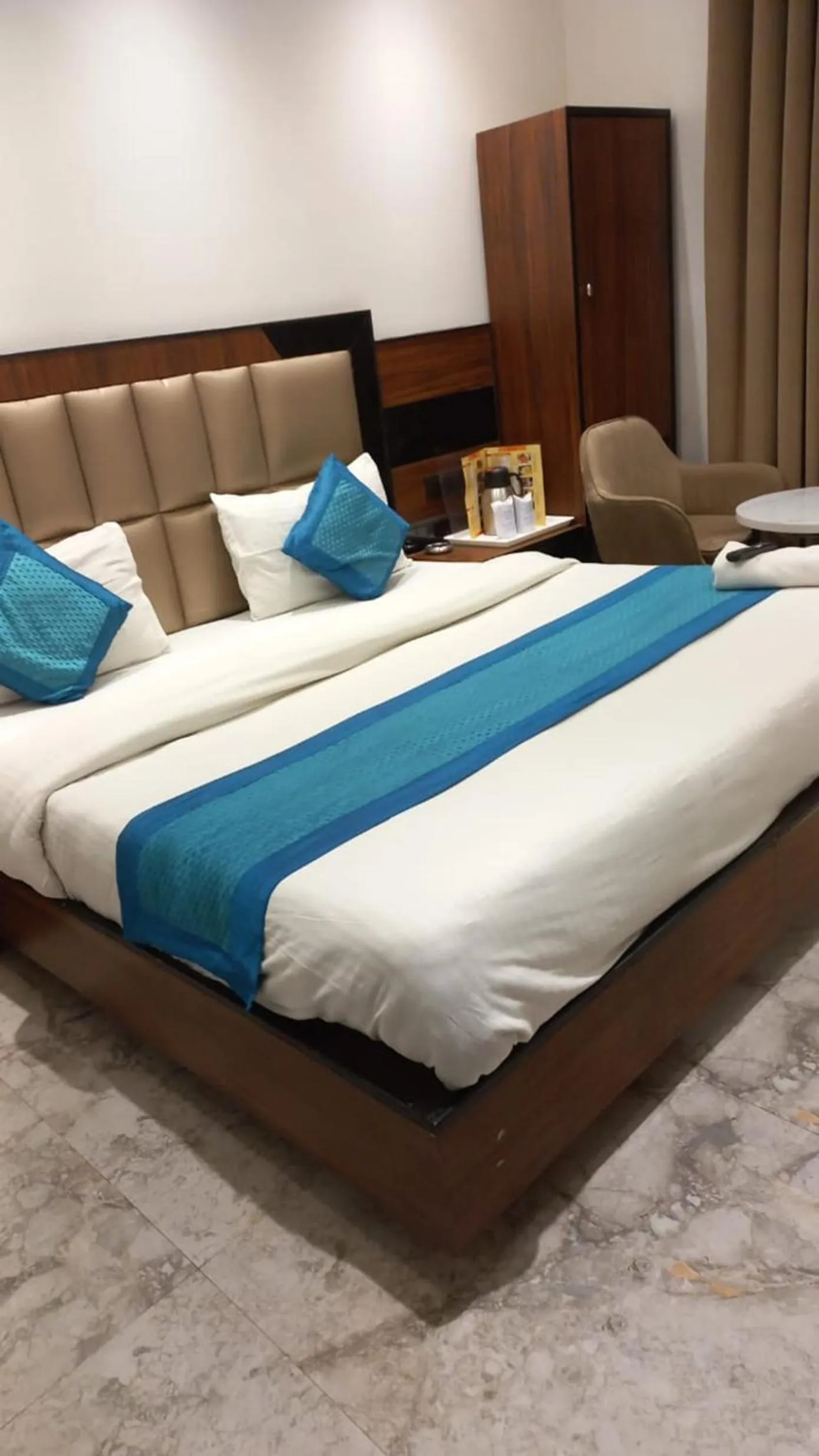 Bed in Hotel Delhi Empire Dx