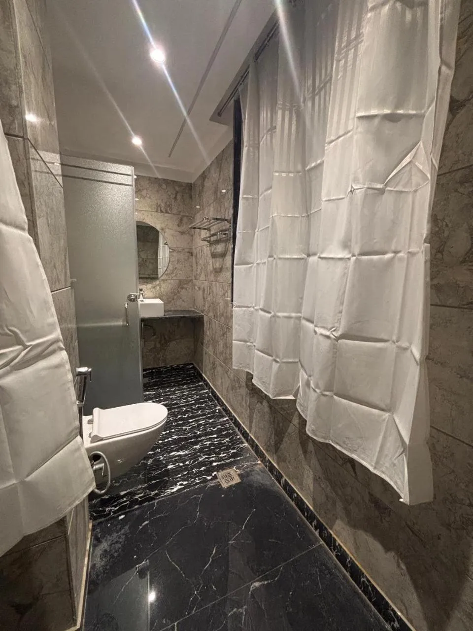 Bathroom in Hotel Delhi Empire Dx