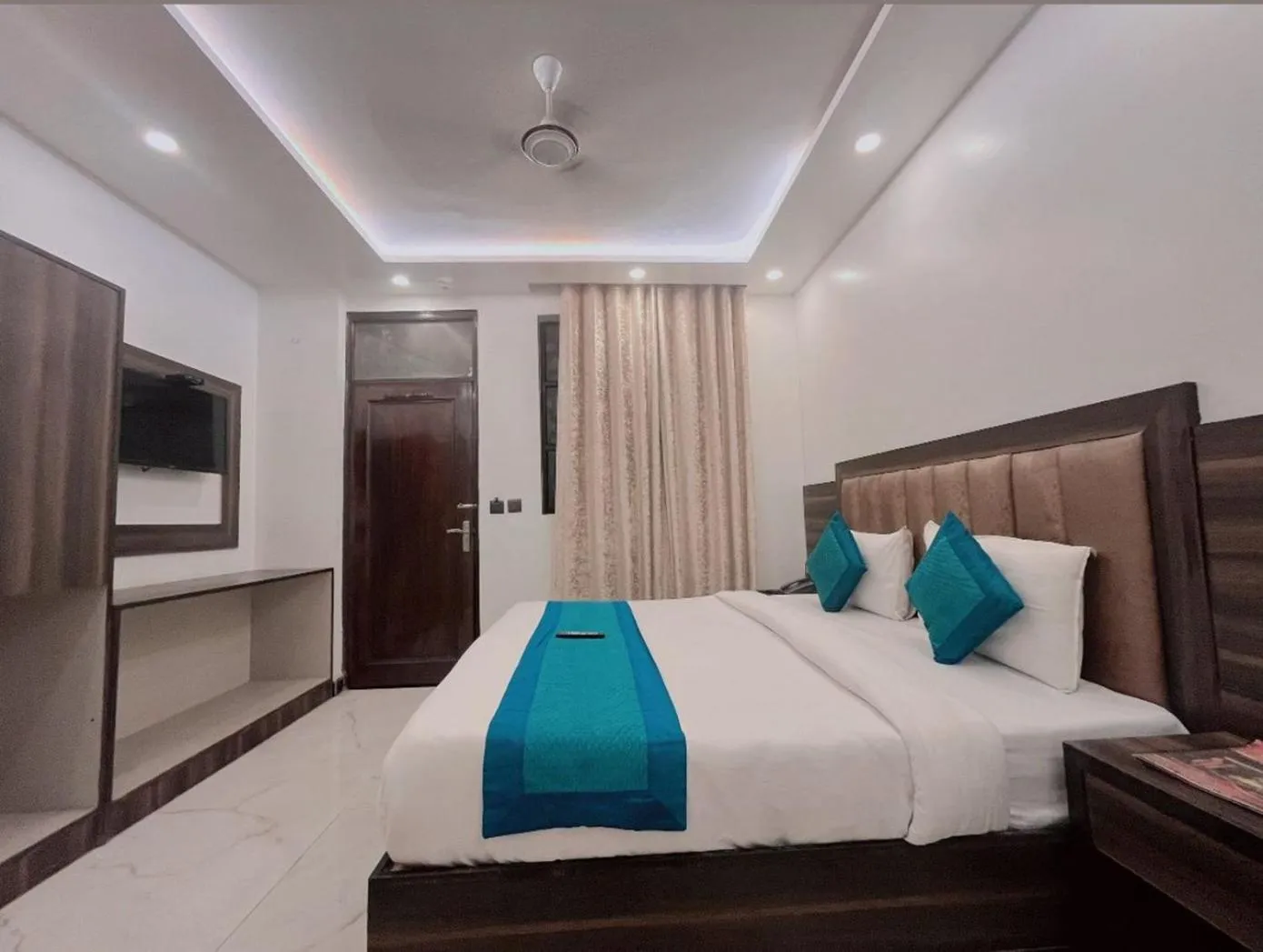 Bed in Hotel Delhi Empire Dx