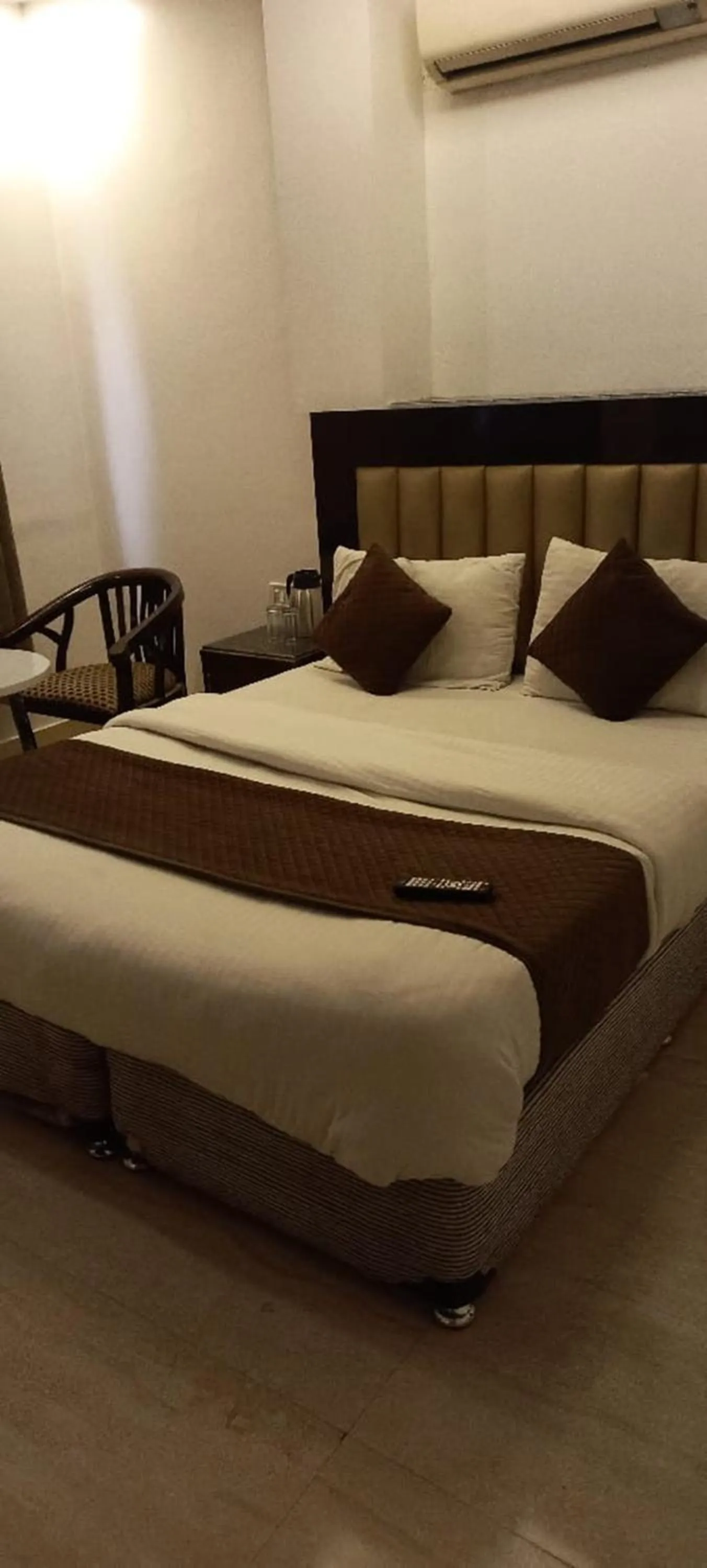 Bed in Hotel Delhi Empire Dx