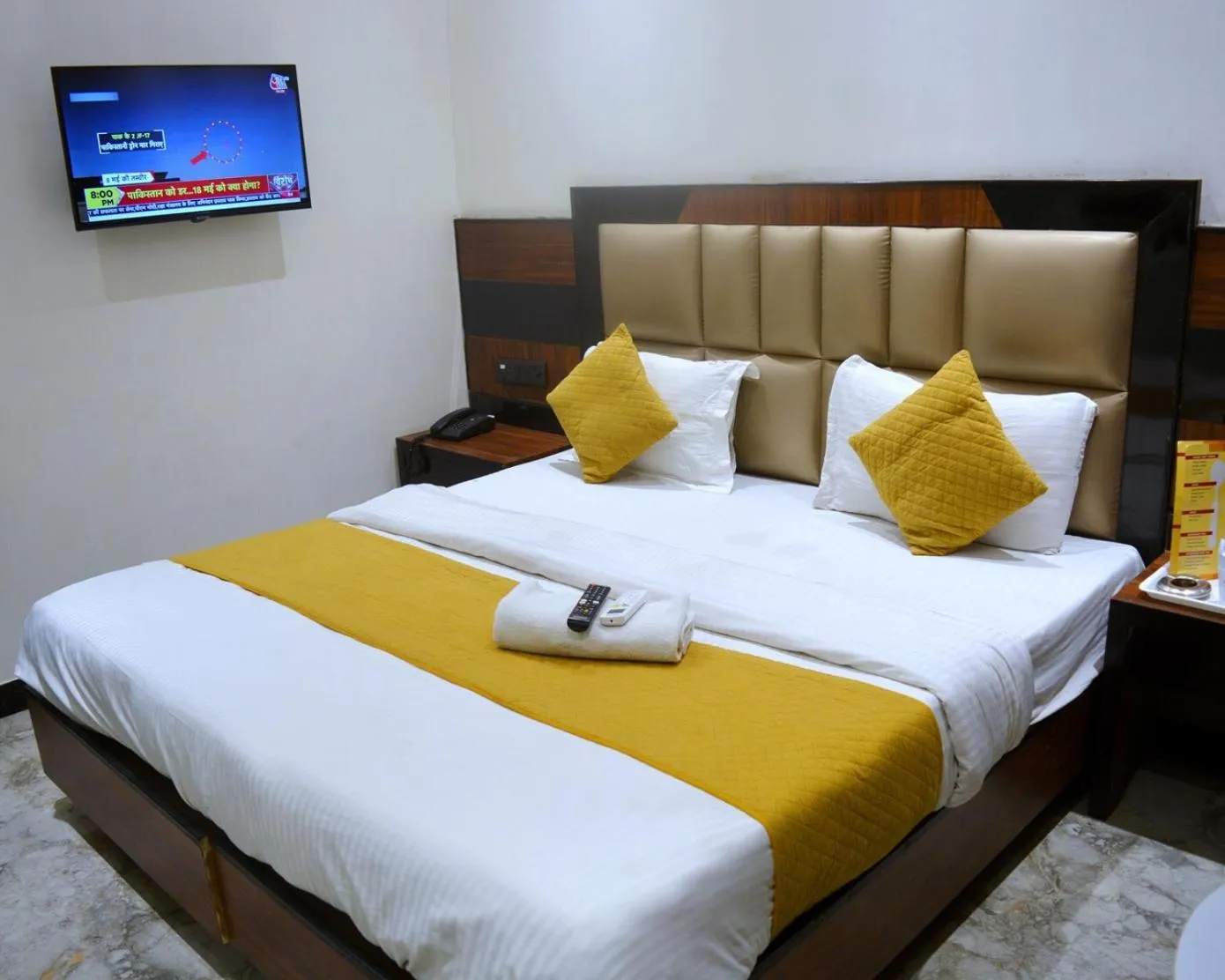 Bed in Hotel Delhi Empire Dx