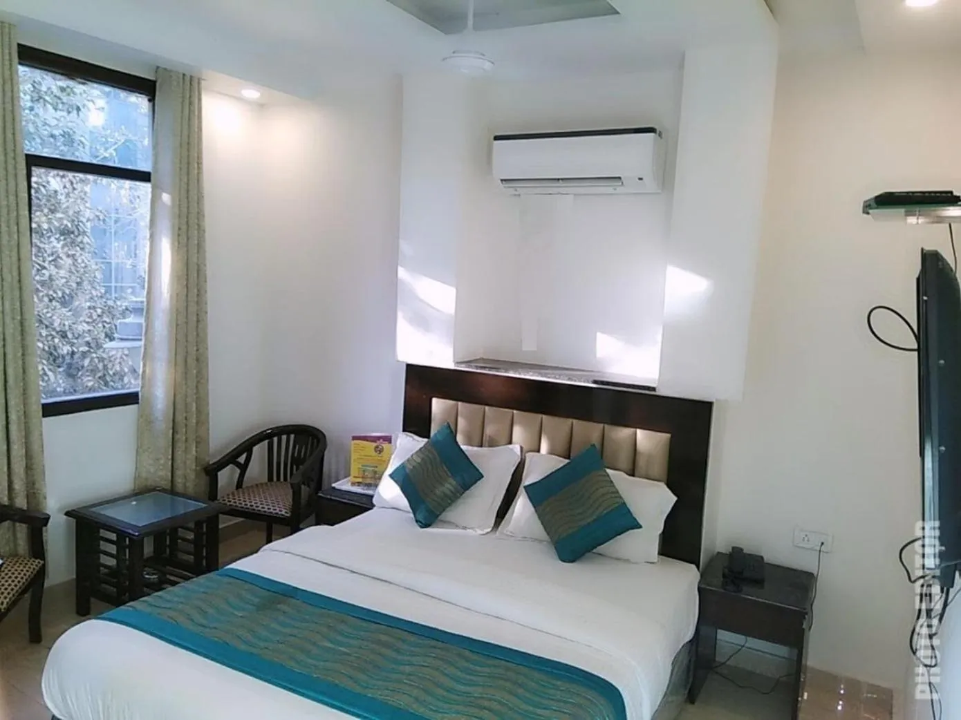 Bed in Hotel Delhi Empire Dx