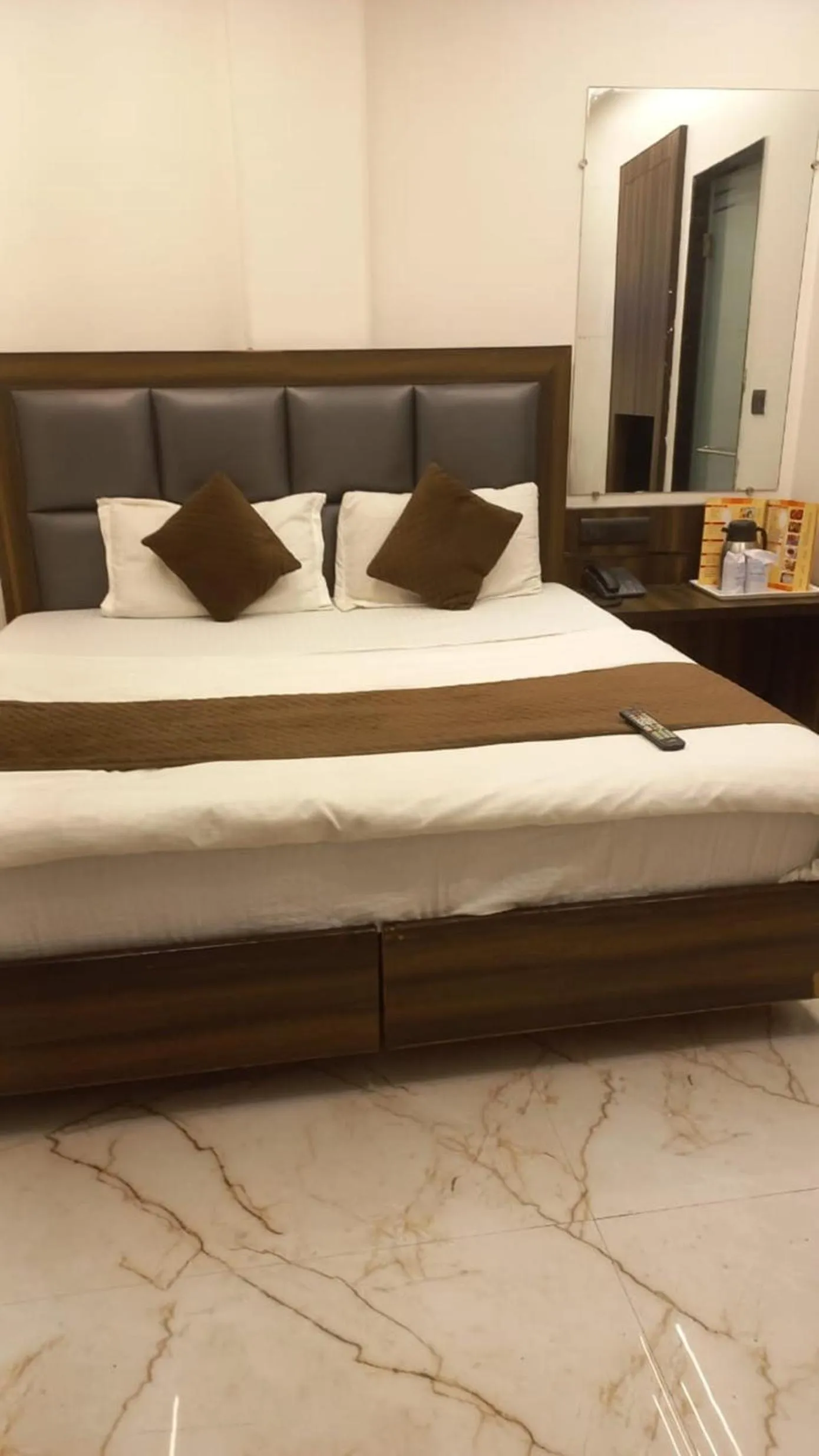 Bed in Hotel Delhi Empire Dx