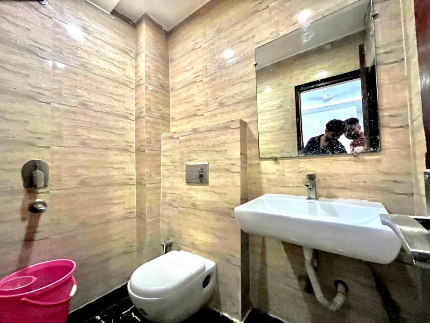 Shower in Hotel Delhi Empire Dx