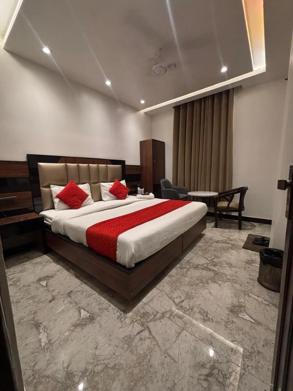 Bed in Hotel Delhi Empire Dx