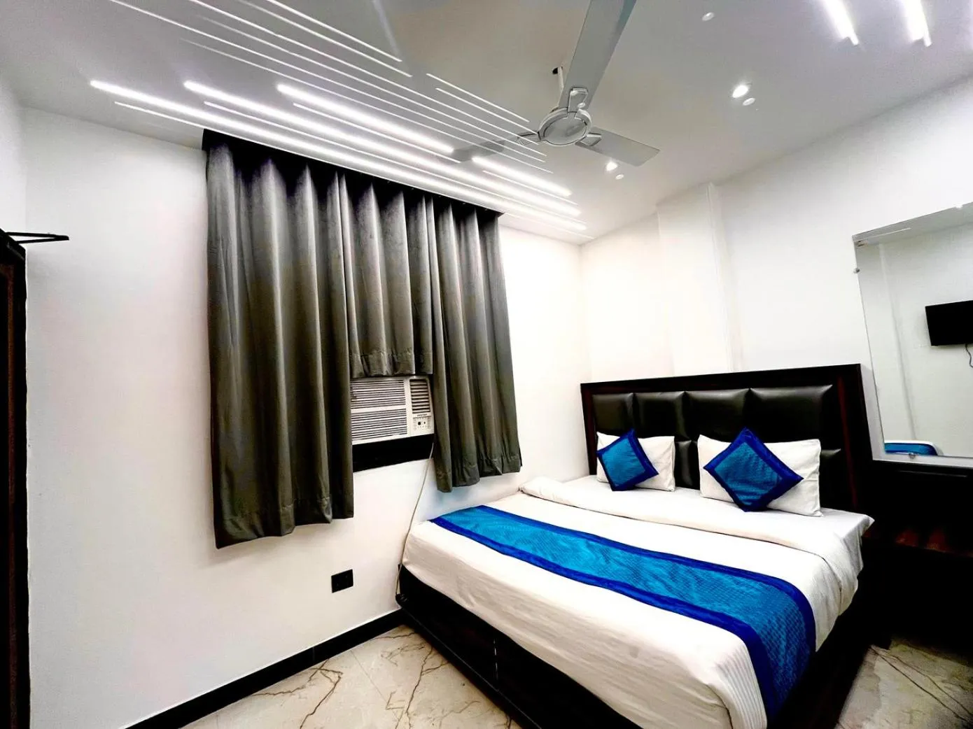 Bed in Hotel Delhi Empire Dx