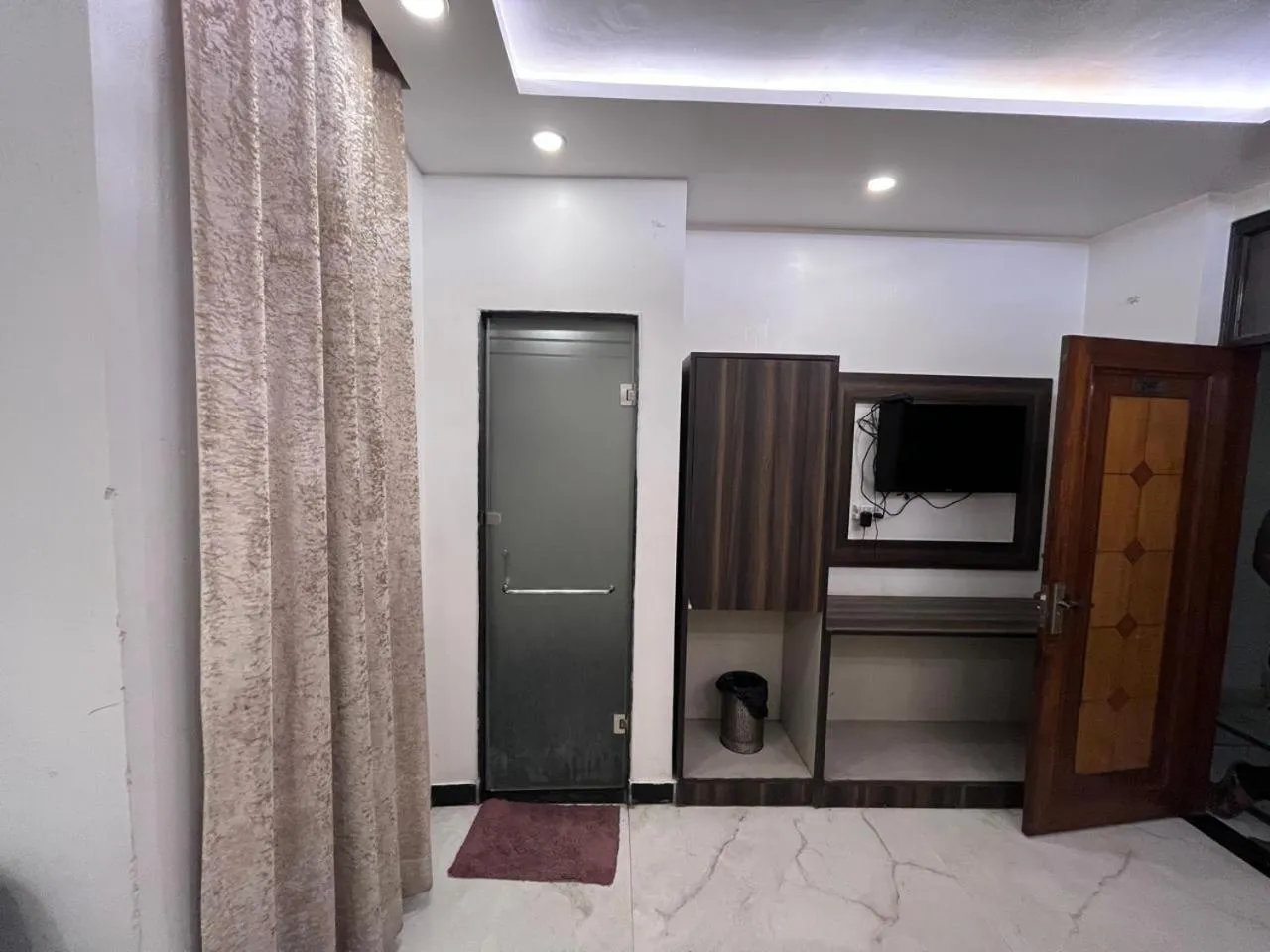 wardrobe in Hotel Delhi Empire Dx