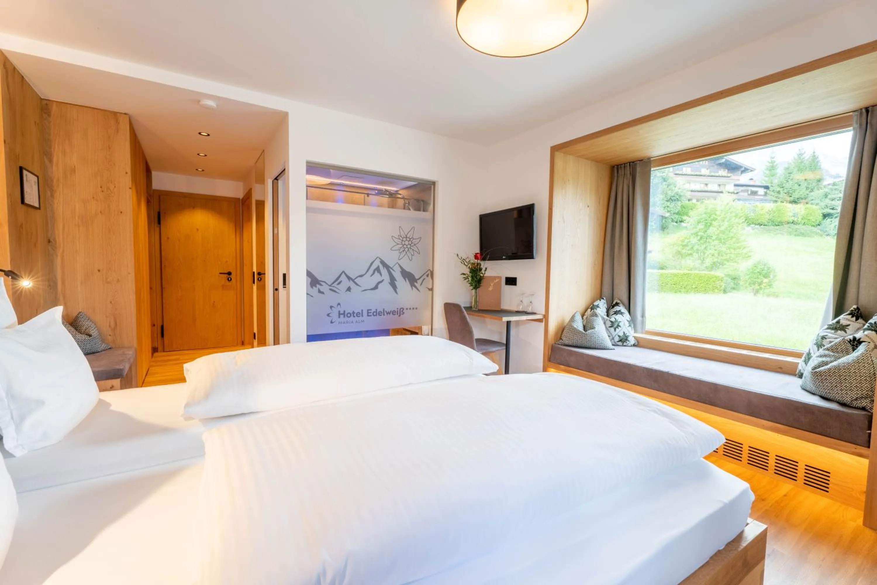 Photo of the whole room, Bed in Hotel Edelweiss