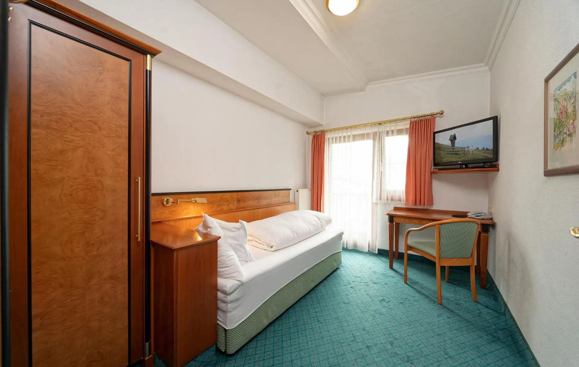 Bedroom, Bed in Hotel Edelweiss