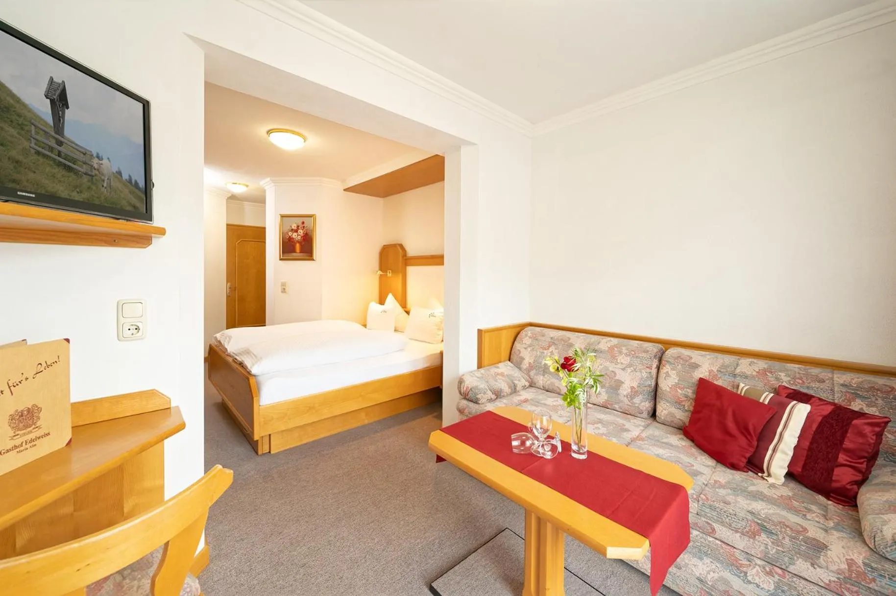 room service, Bed in Hotel Edelweiss