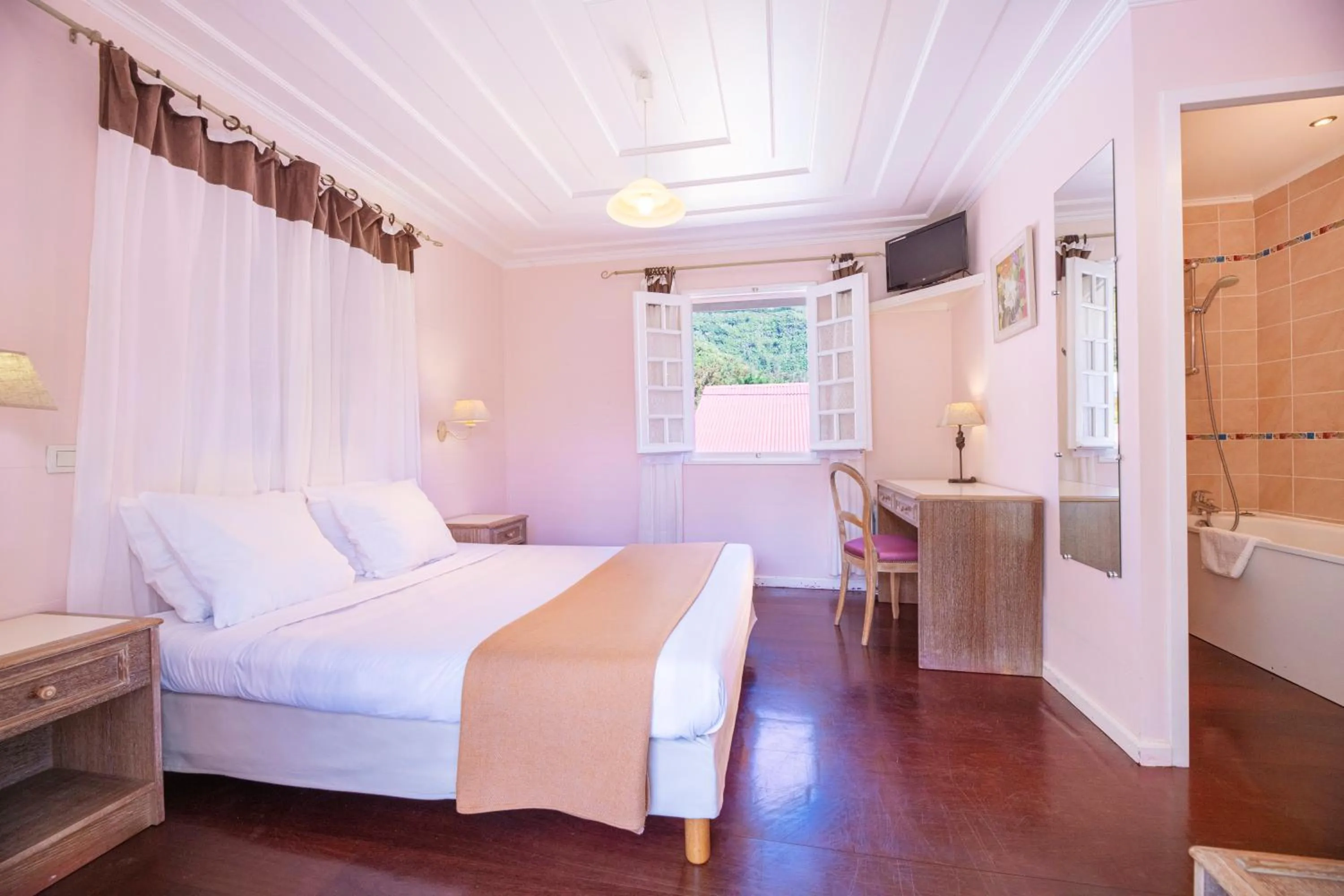 Photo of the whole room, Bed in Le Relais Des Cimes