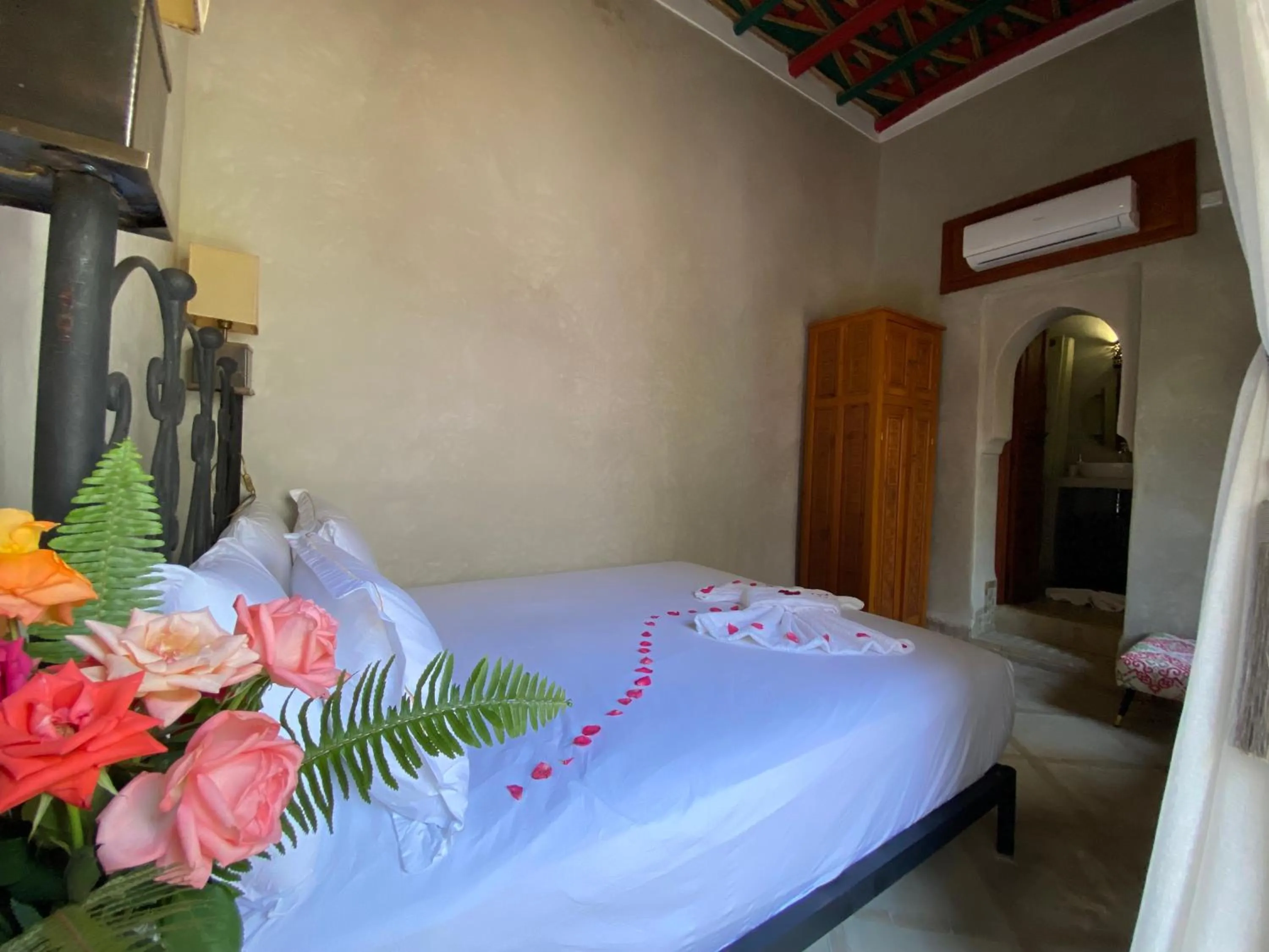 Bed in Riad Bab Yacout & SPA