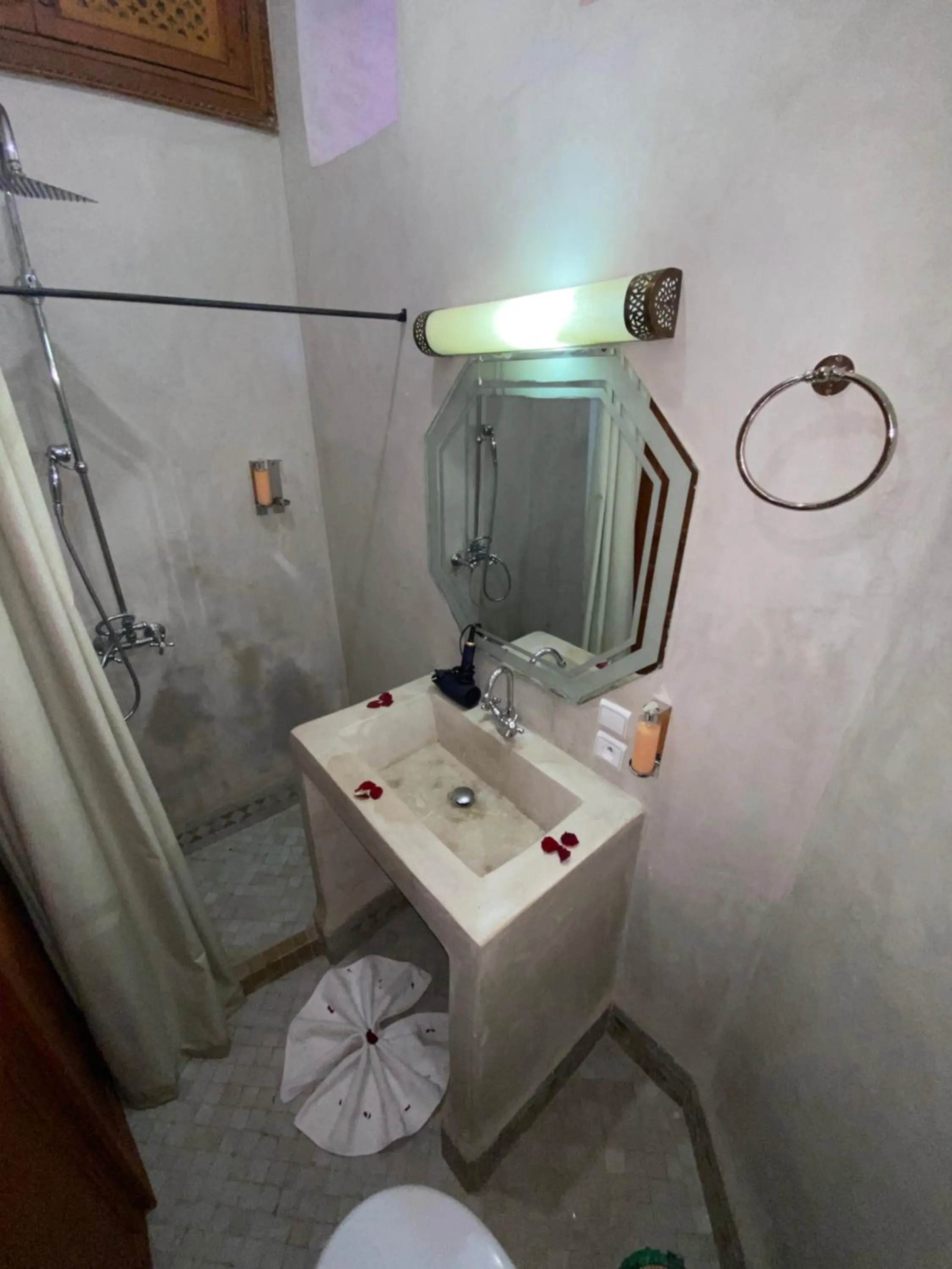 Shower in Riad Bab Yacout & SPA