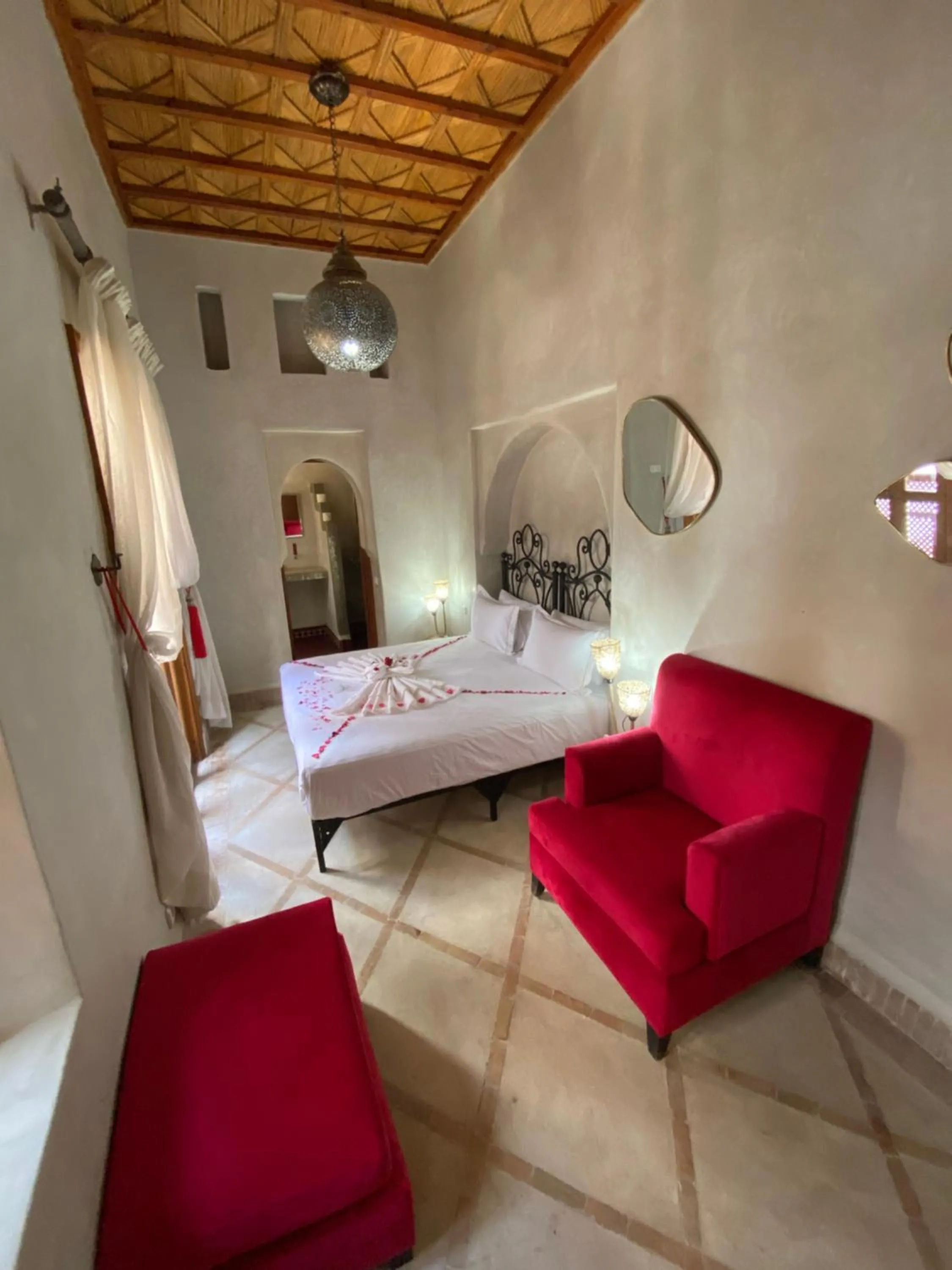 Bed in Riad Bab Yacout & SPA