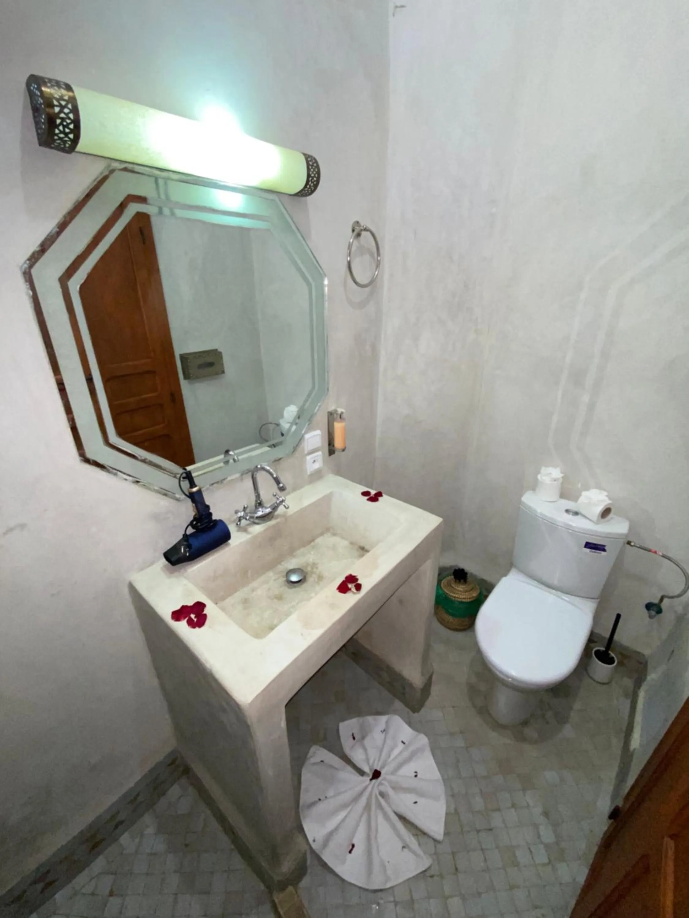 Shower in Riad Bab Yacout & SPA