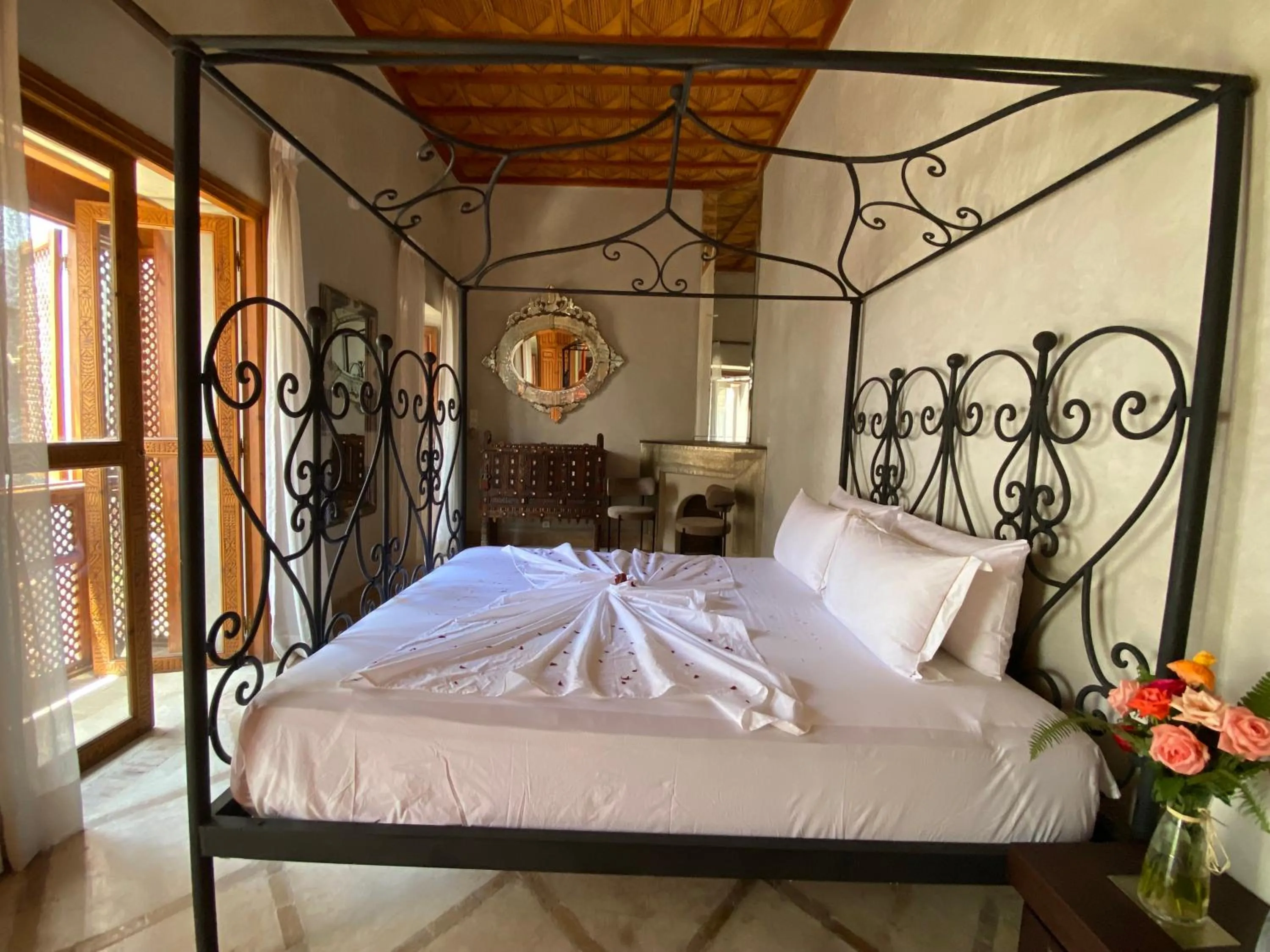 Bed in Riad Bab Yacout & SPA
