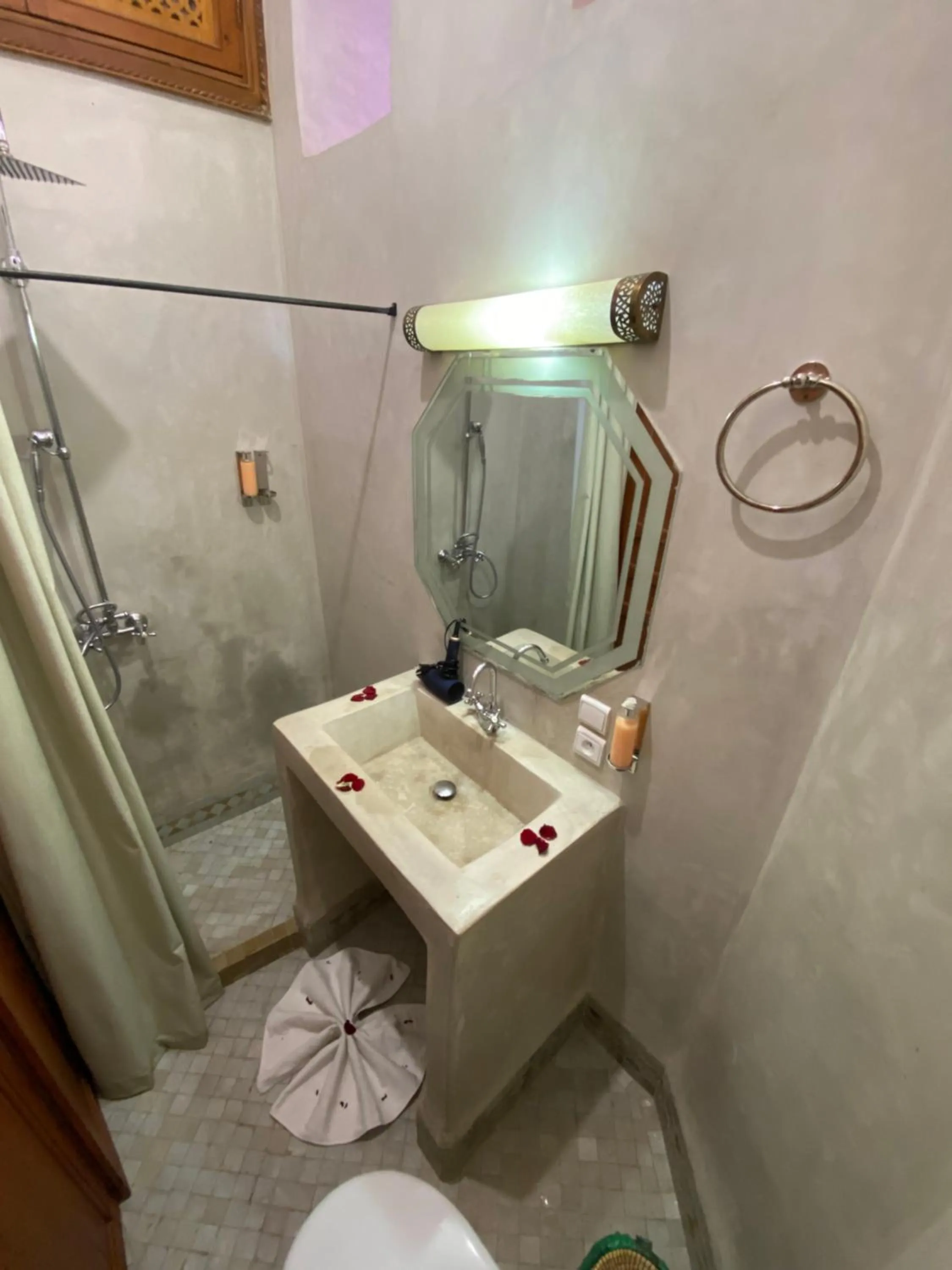Shower in Riad Bab Yacout & SPA