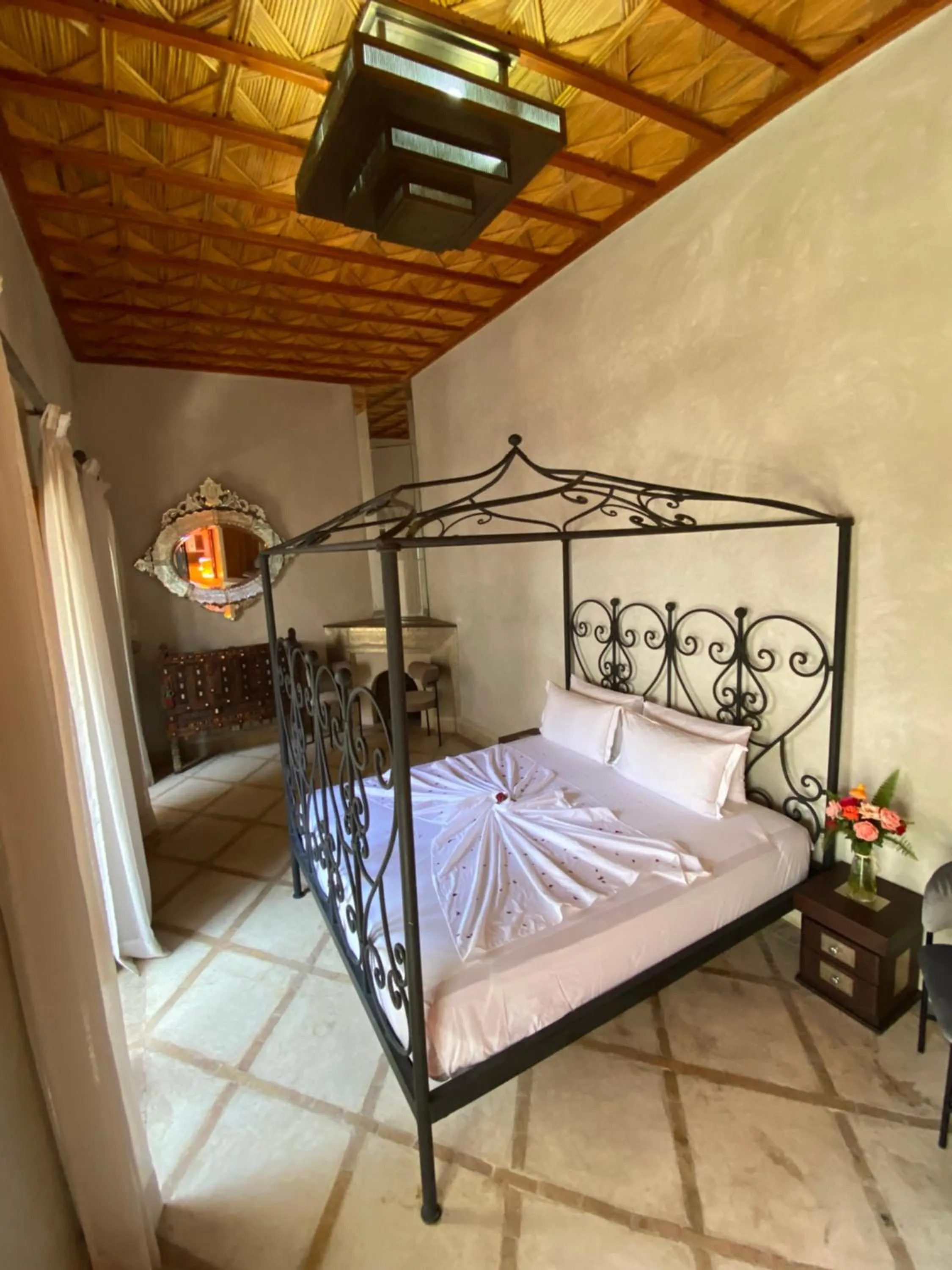 Bed in Riad Bab Yacout & SPA